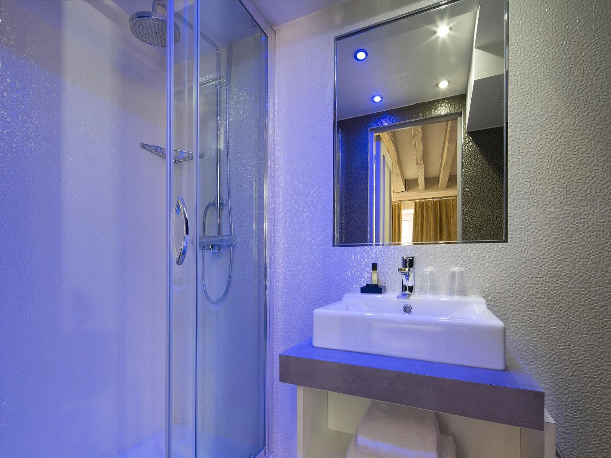 Bathroom in Hôtel Jacques de Molay - Fitness & Sauna