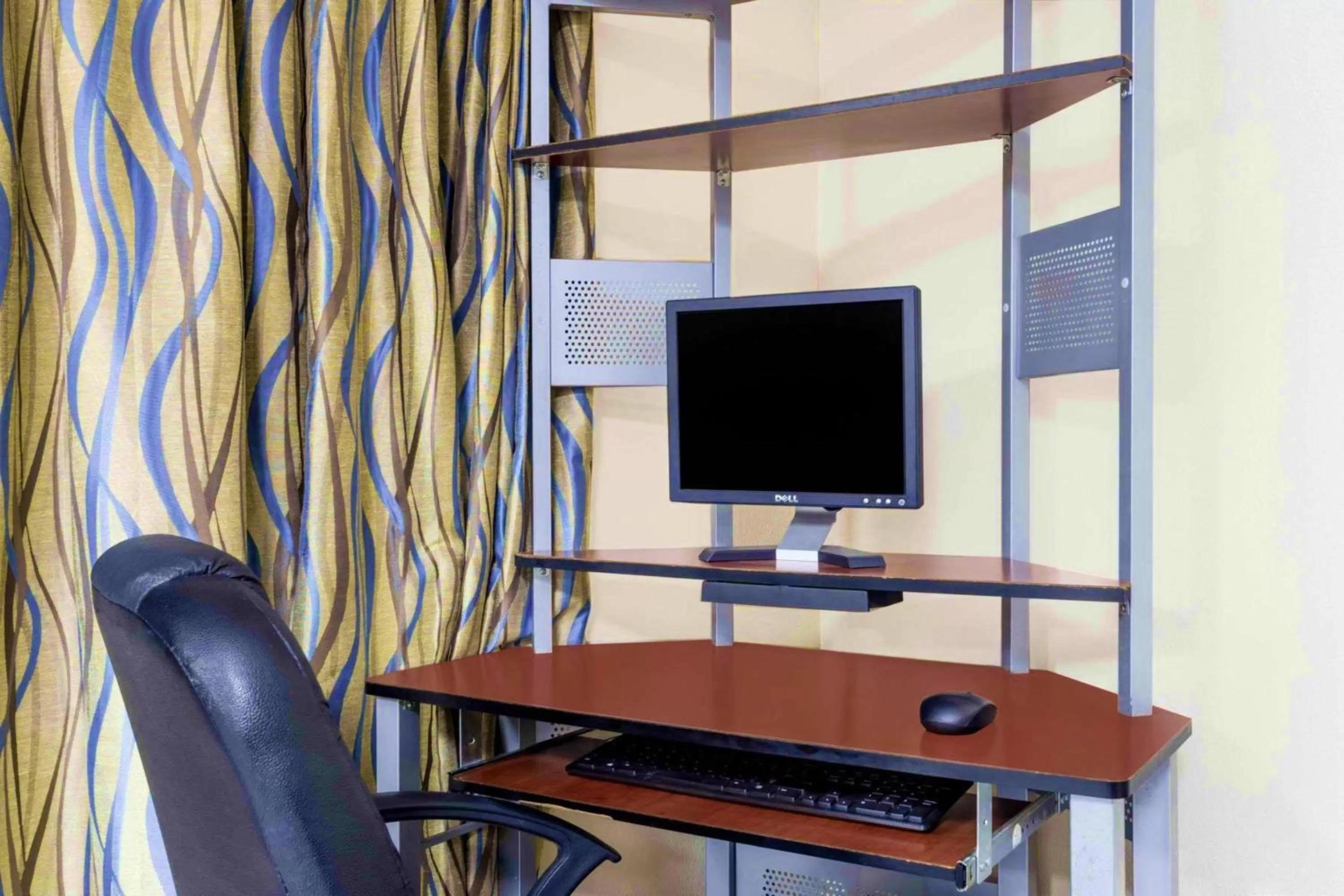 Business facilities in Howard Johnson by Wyndham Savannah GA