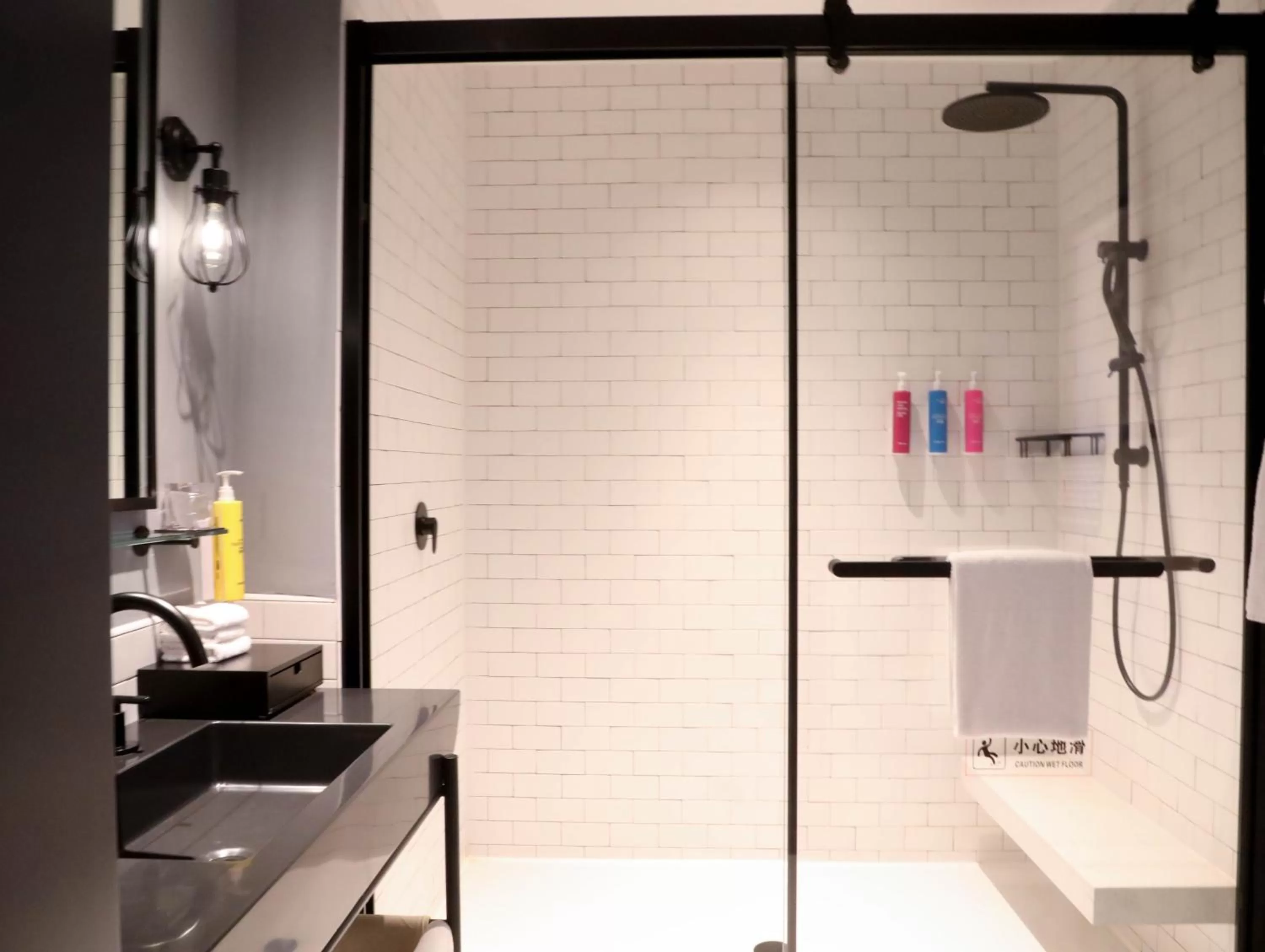 Shower in Moxy Shenzhen North Station