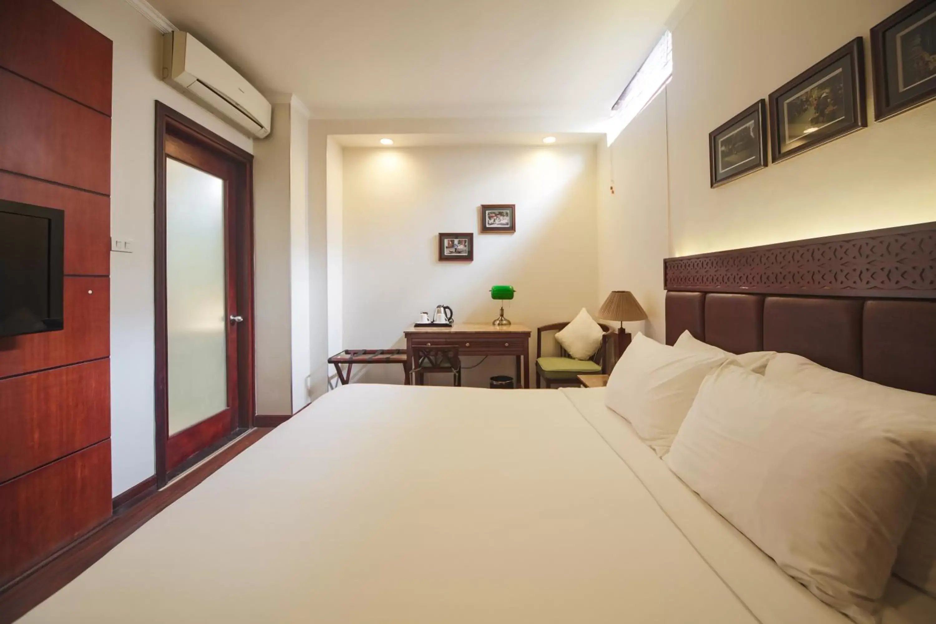 Superior King Room without Window in Hanoi E Central Luxury Hotel & Restaurant Superior King Room without Window in Hanoi E Central Luxury Hotel & Restaurant