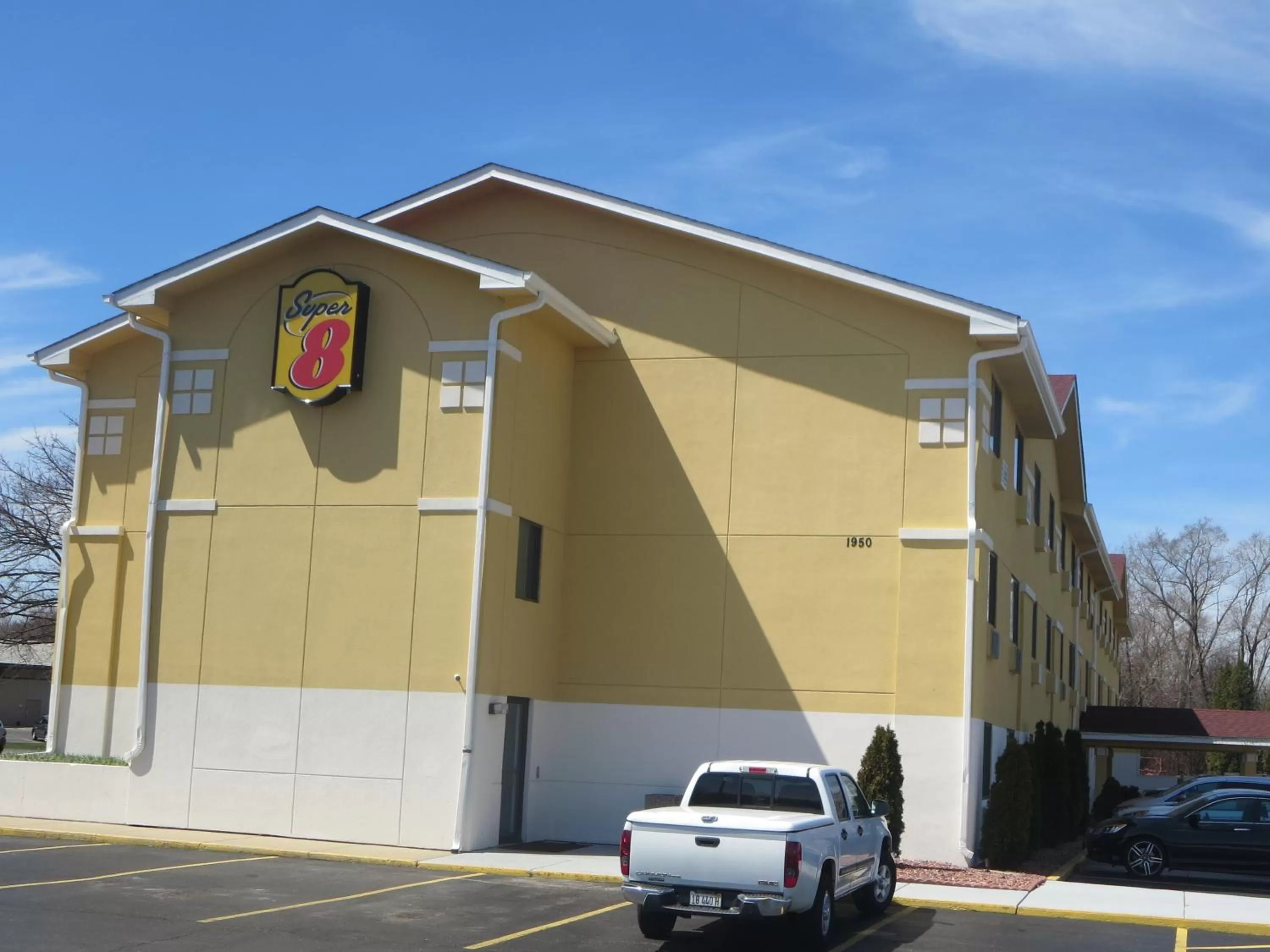 Property building in Super 8 by Wyndham Mundelein/Libertyville Area
