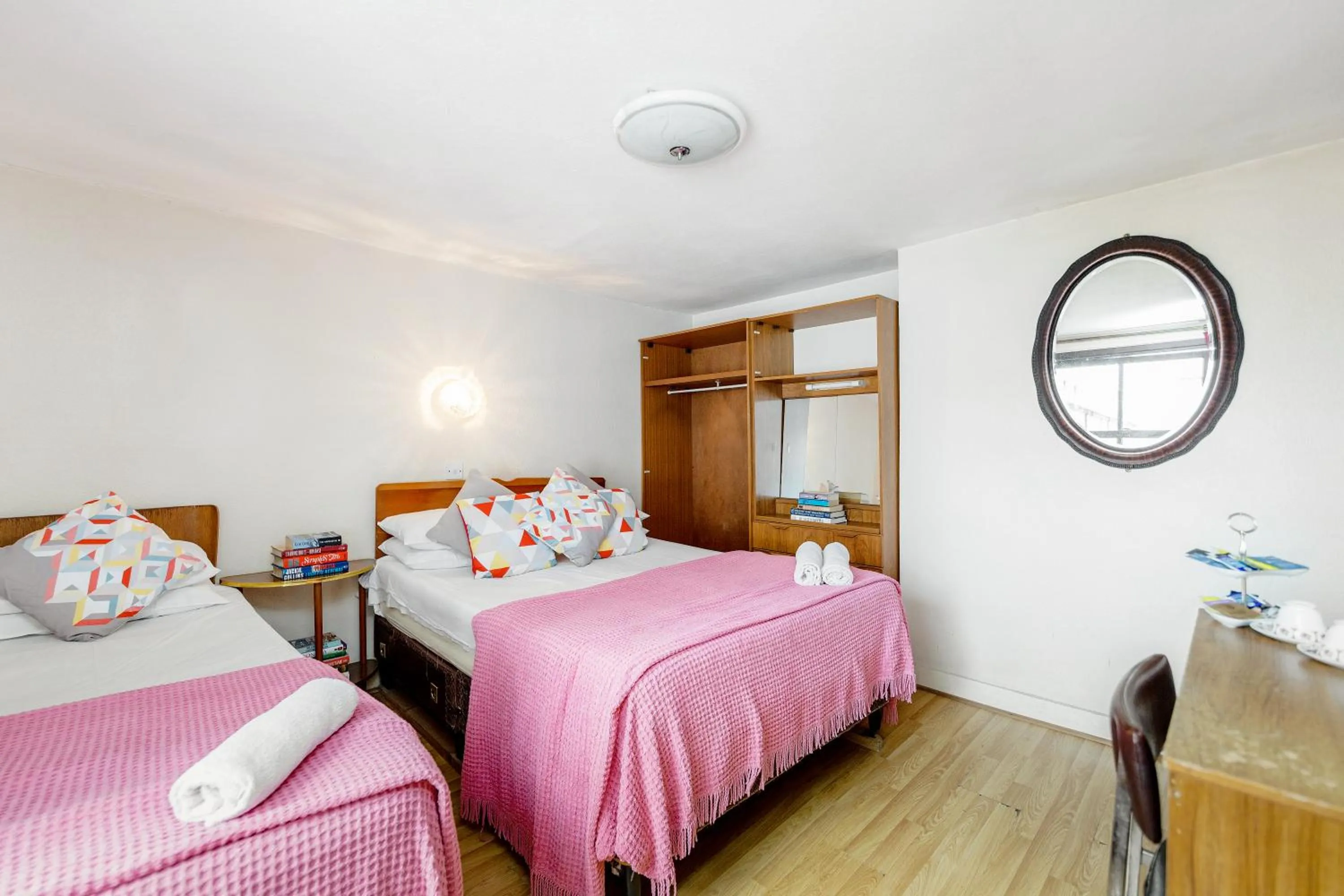 Photo of the whole room, Bed in Russell Square Hotel