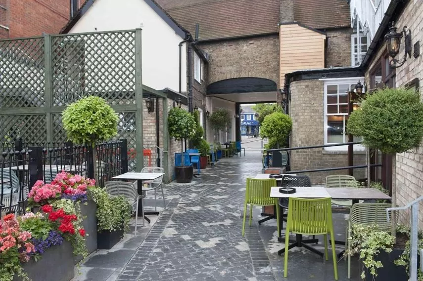 Property building, Restaurant/Places to Eat in The Crown Hotel Wetherspoon