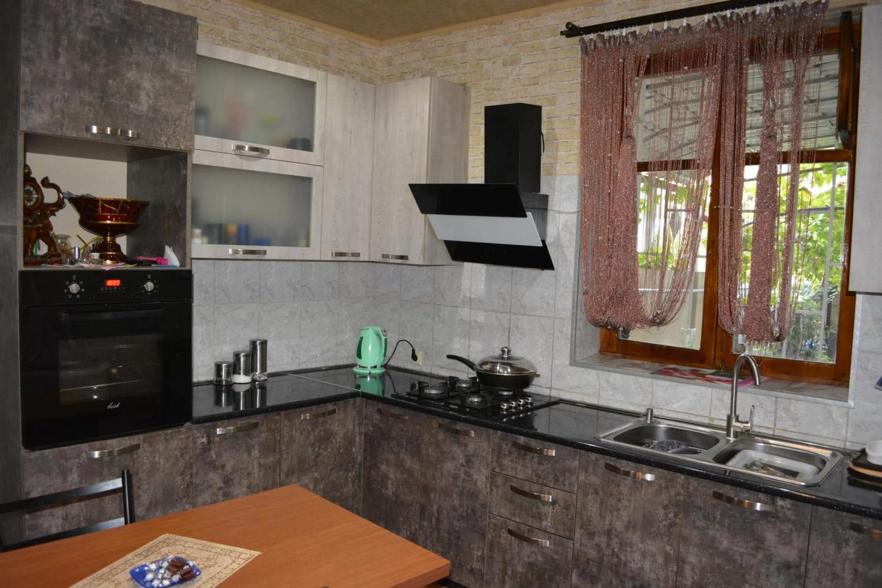 Communal kitchen, Kitchen/Kitchenette in Golden Way
