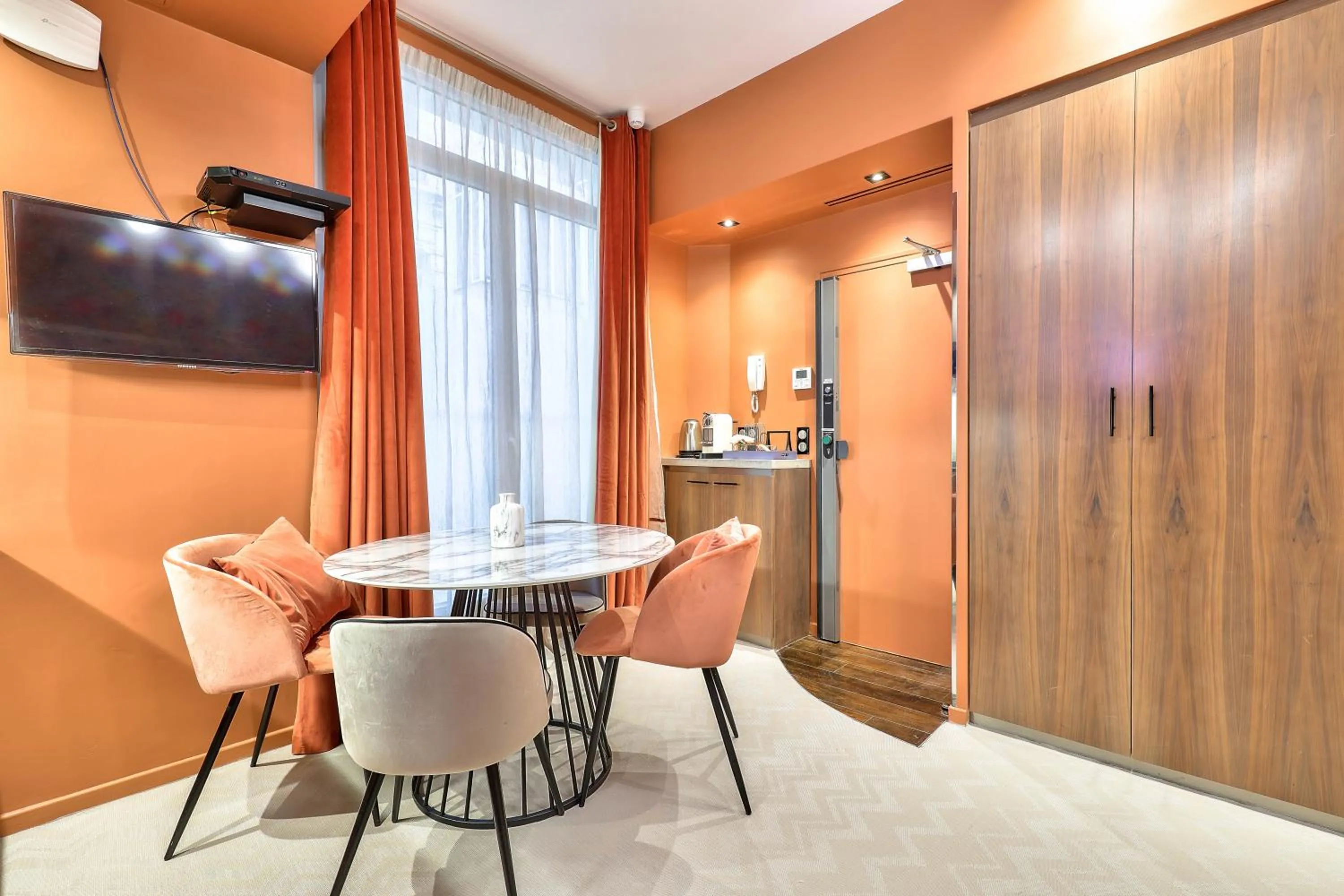 Living room in Hotel 33 Marbeuf