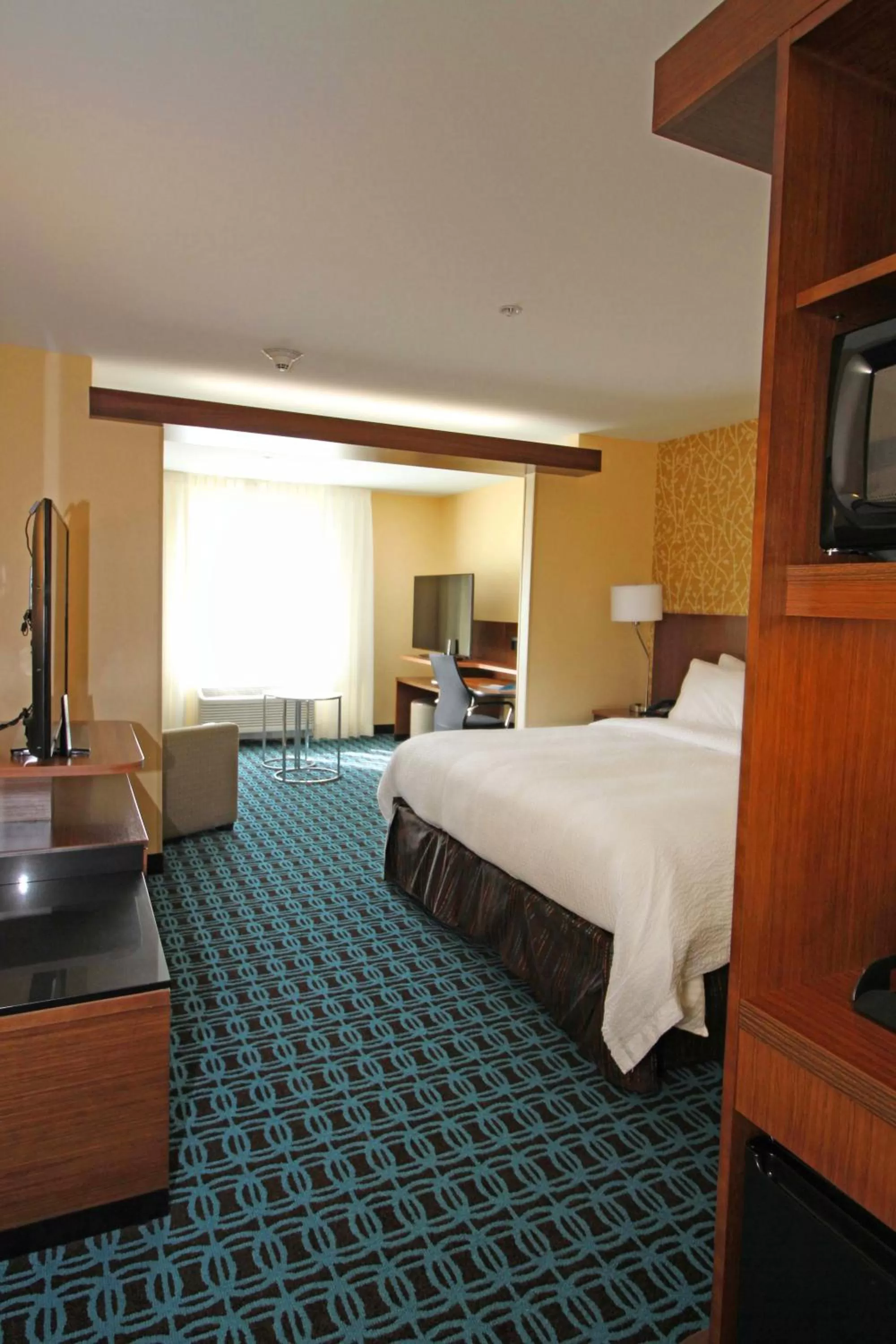 Photo of the whole room, Bed in Fairfield Inn & Suites by Marriott London