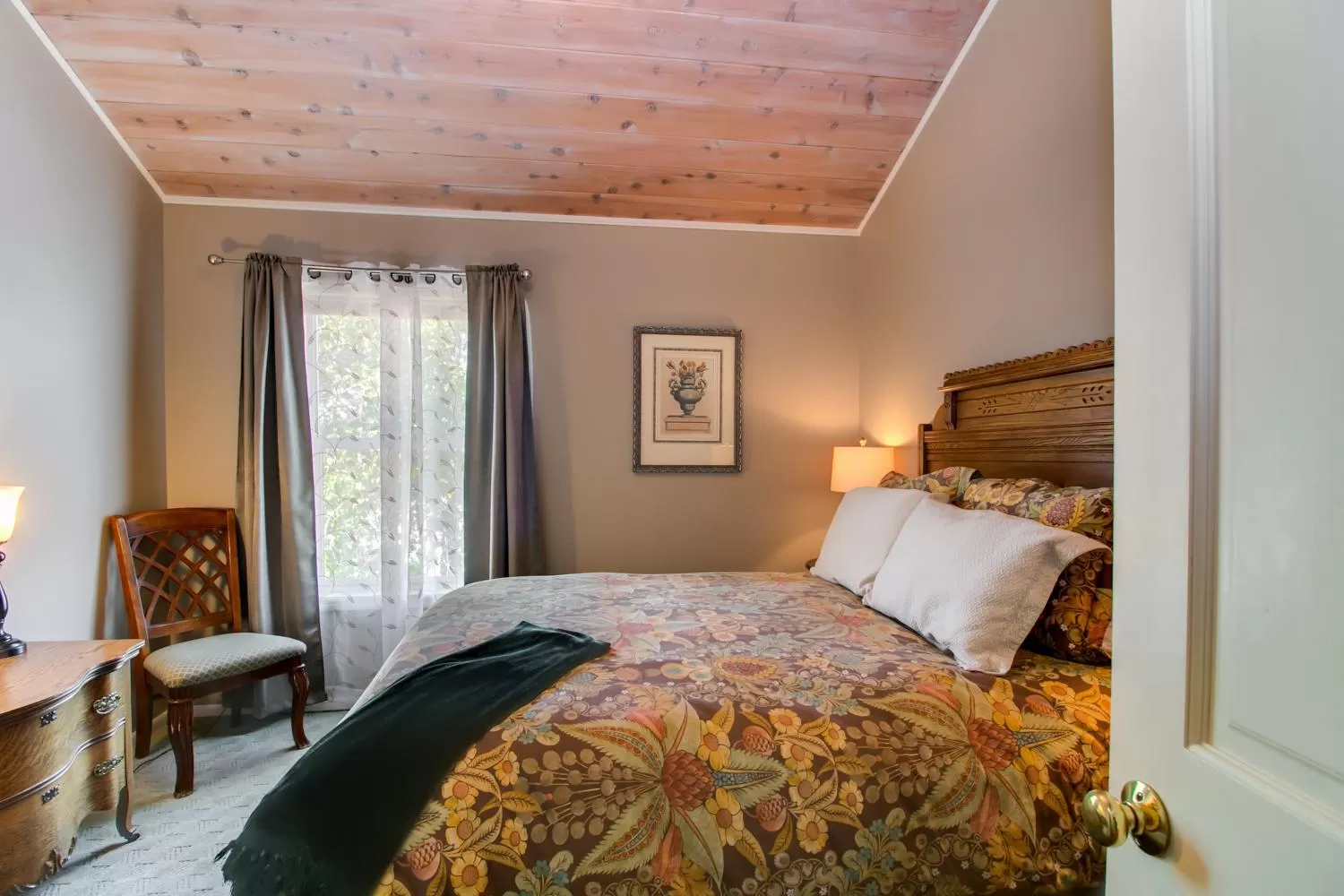 Bed in Winchester Inn