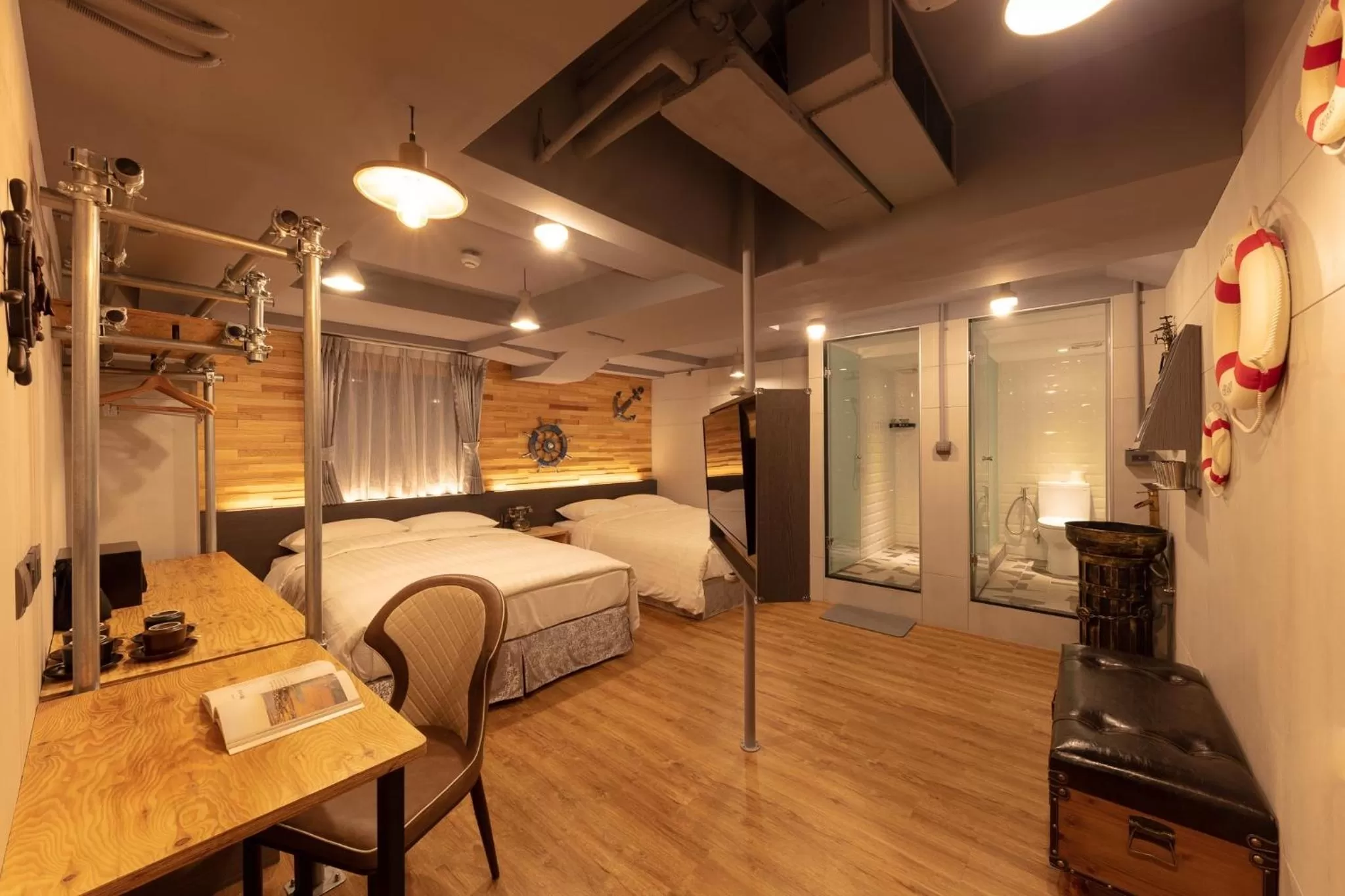 Toilet, Bed in RF Hotel - Zhongxiao