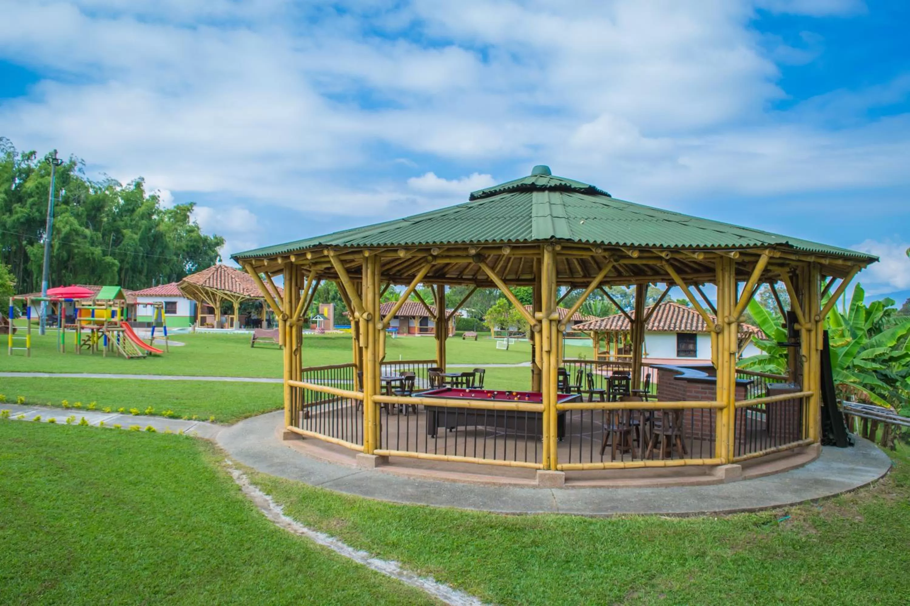 Communal lounge/ TV room, Garden in Hotel Campestre Montecarlo
