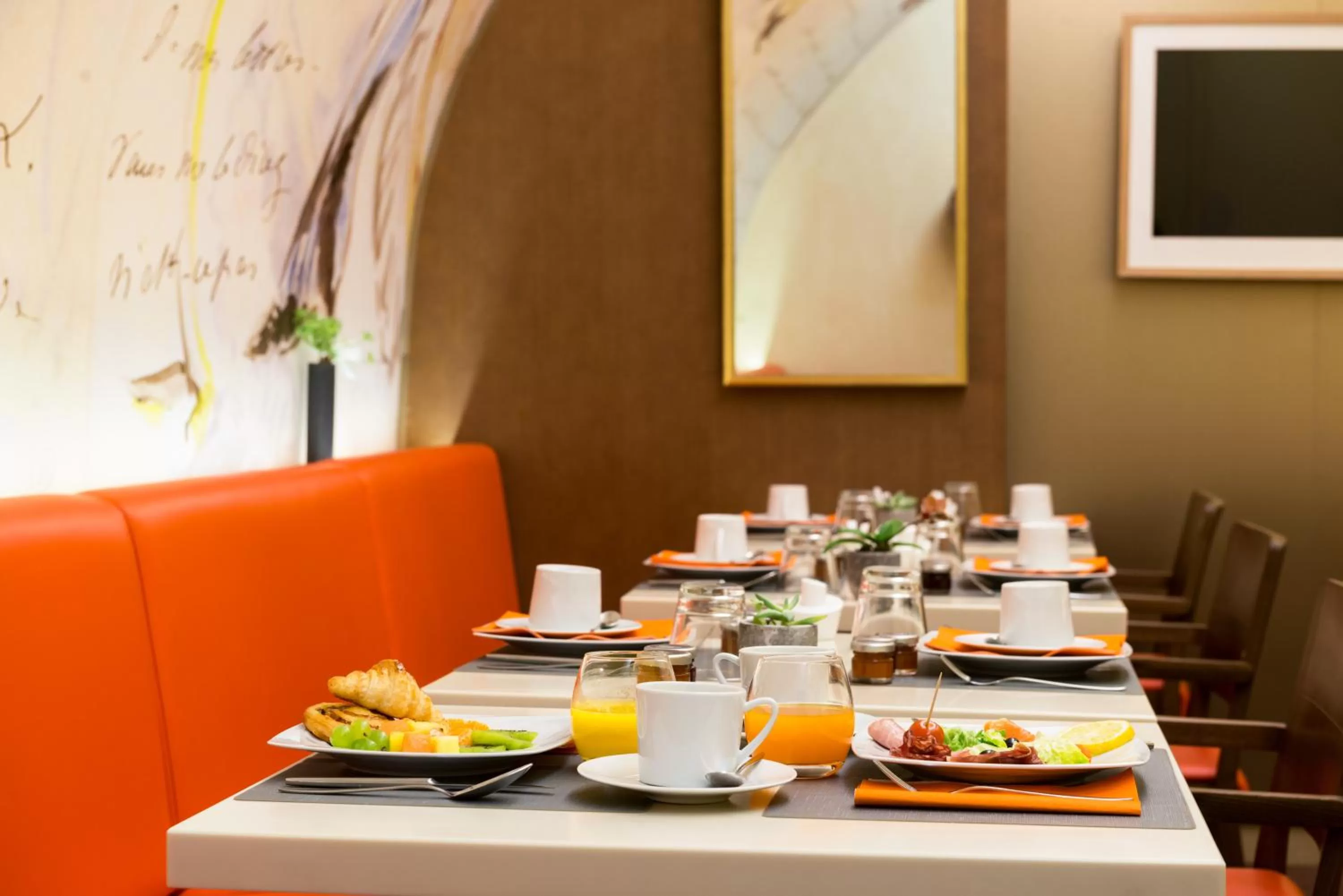 Restaurant/places to eat in Hôtel Le Tourville by Inwood Hotels