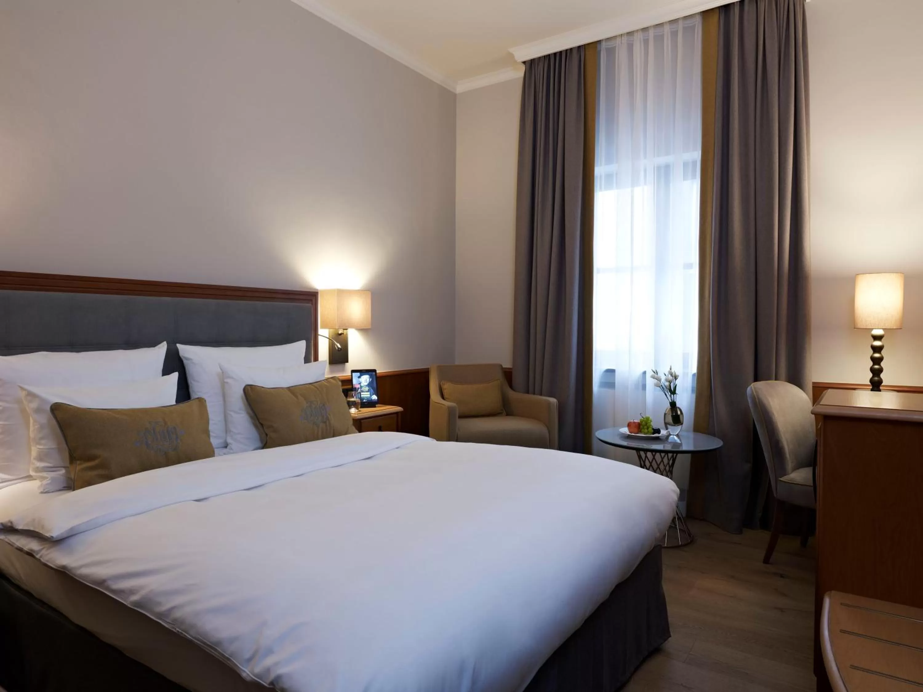 Photo of the whole room, Bed in Platzl Hotel - Superior