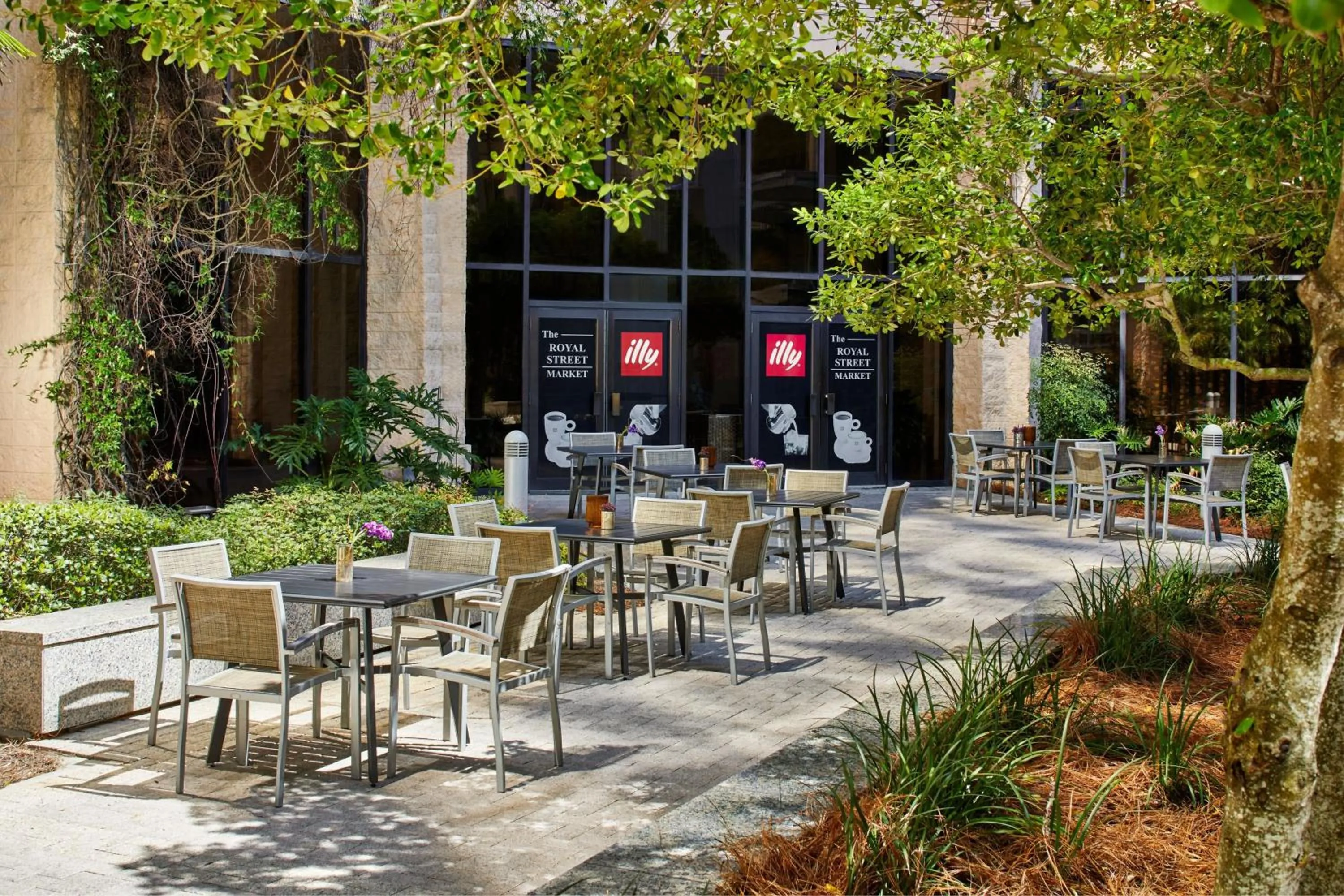 Restaurant/places to eat in Renaissance Mobile Riverview Plaza Hotel