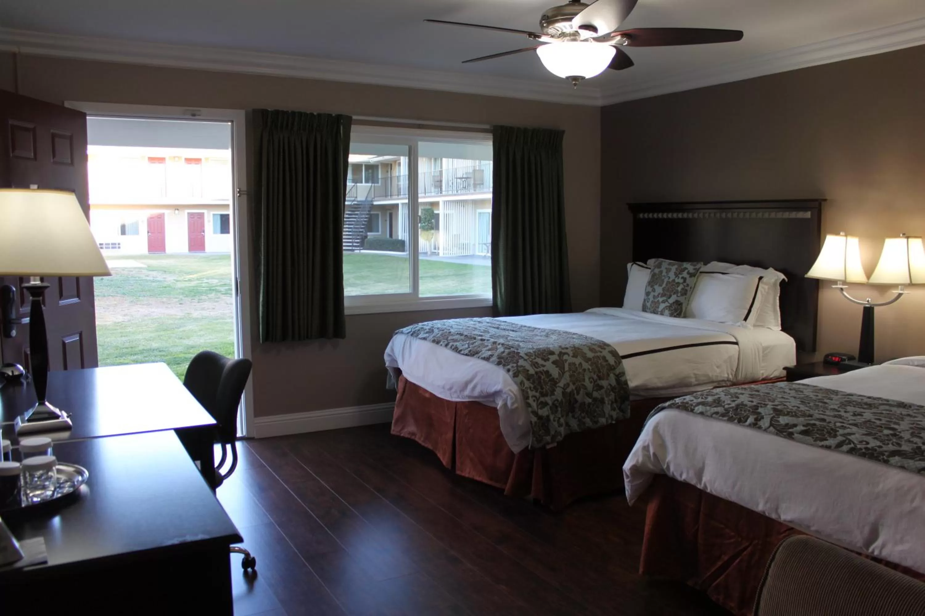 Seating area, Bed in Travelodge by Wyndham Santa Maria