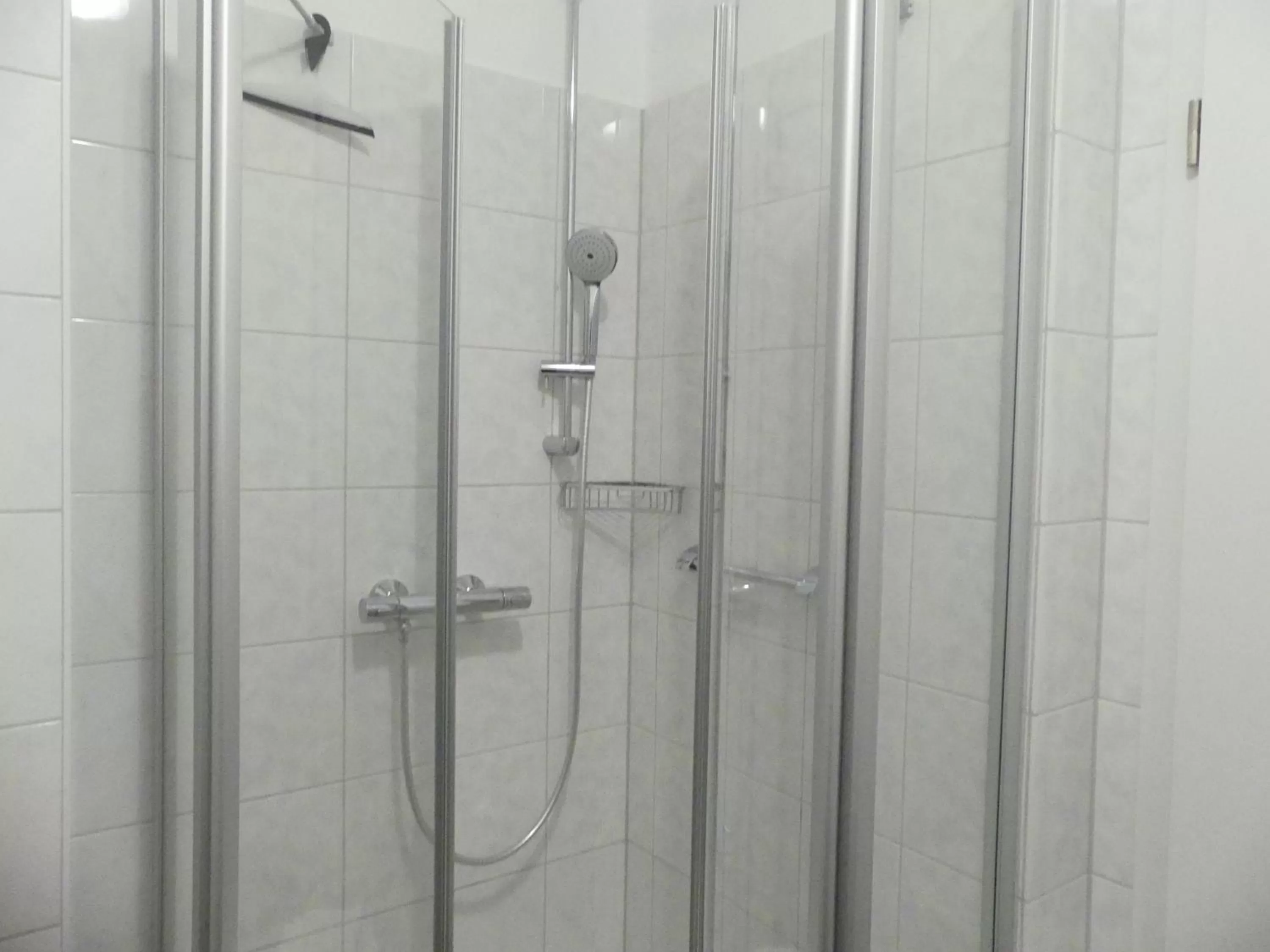 Shower, Bathroom in Apartmenthaus Binzer Sterne