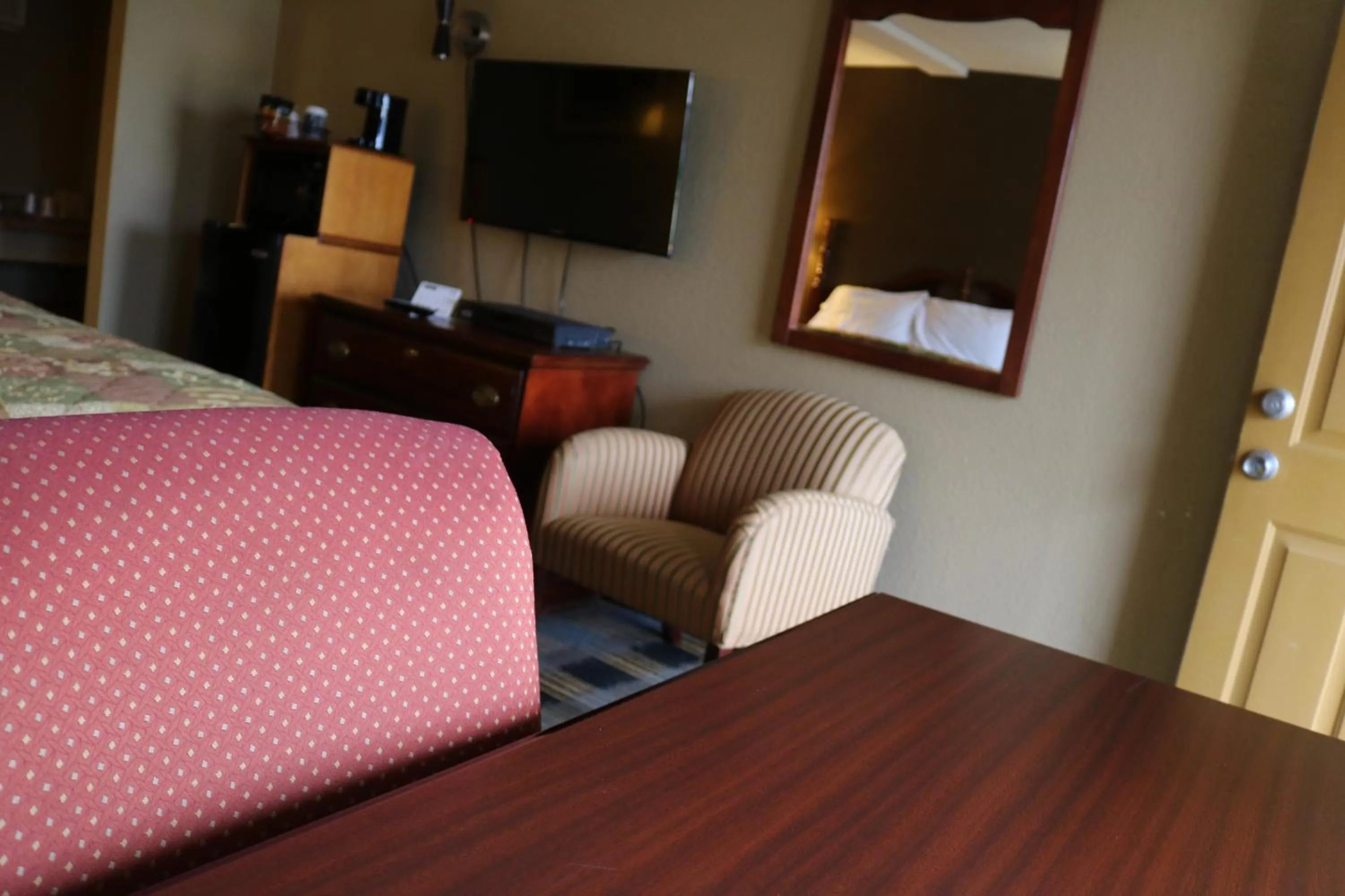 Seating area in Battlefield Inn Springfield