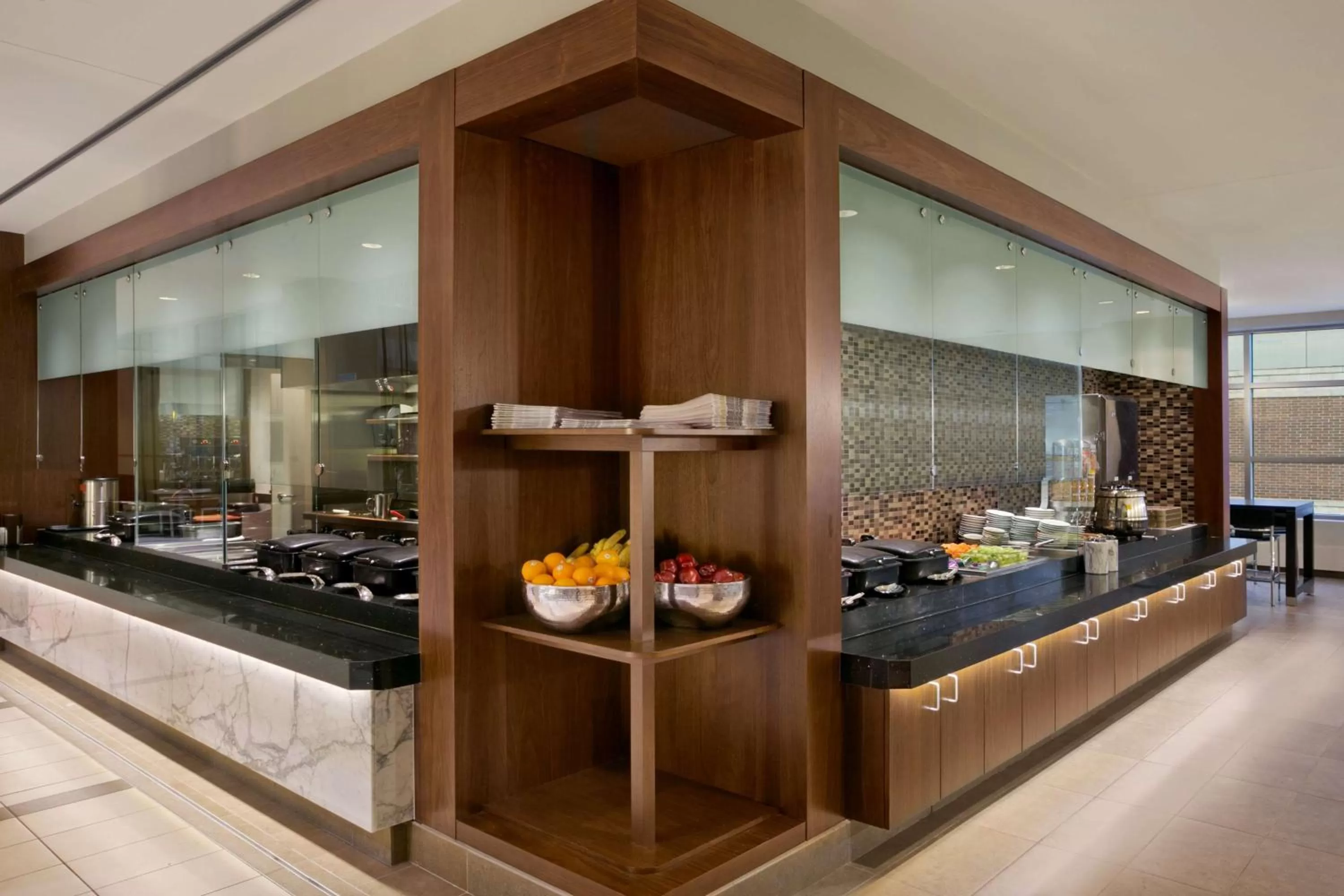 Dining area in Embassy Suites Chicago - Downtown River North