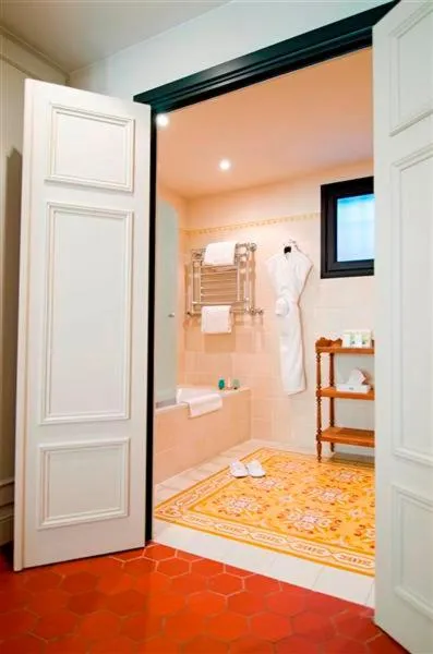 Bed in Hotel****Spa & Restaurant Cantemerle