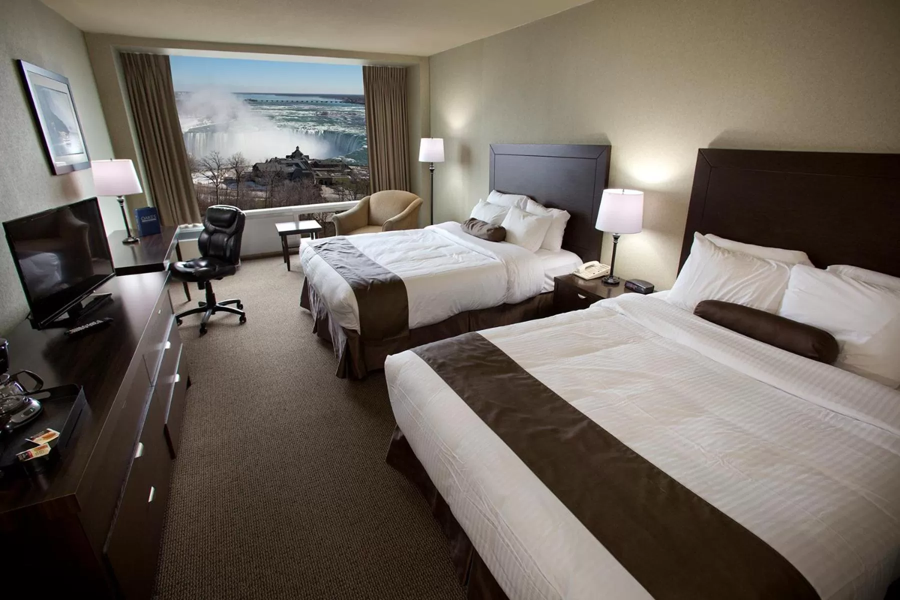 Photo of the whole room, Bed in The Oakes Hotel Overlooking the Falls