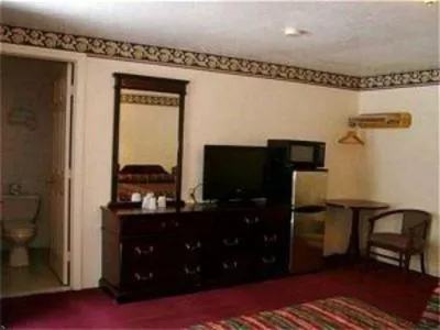 TV and multimedia, TV/Entertainment Center in Passport Inn & Suites Chaplin