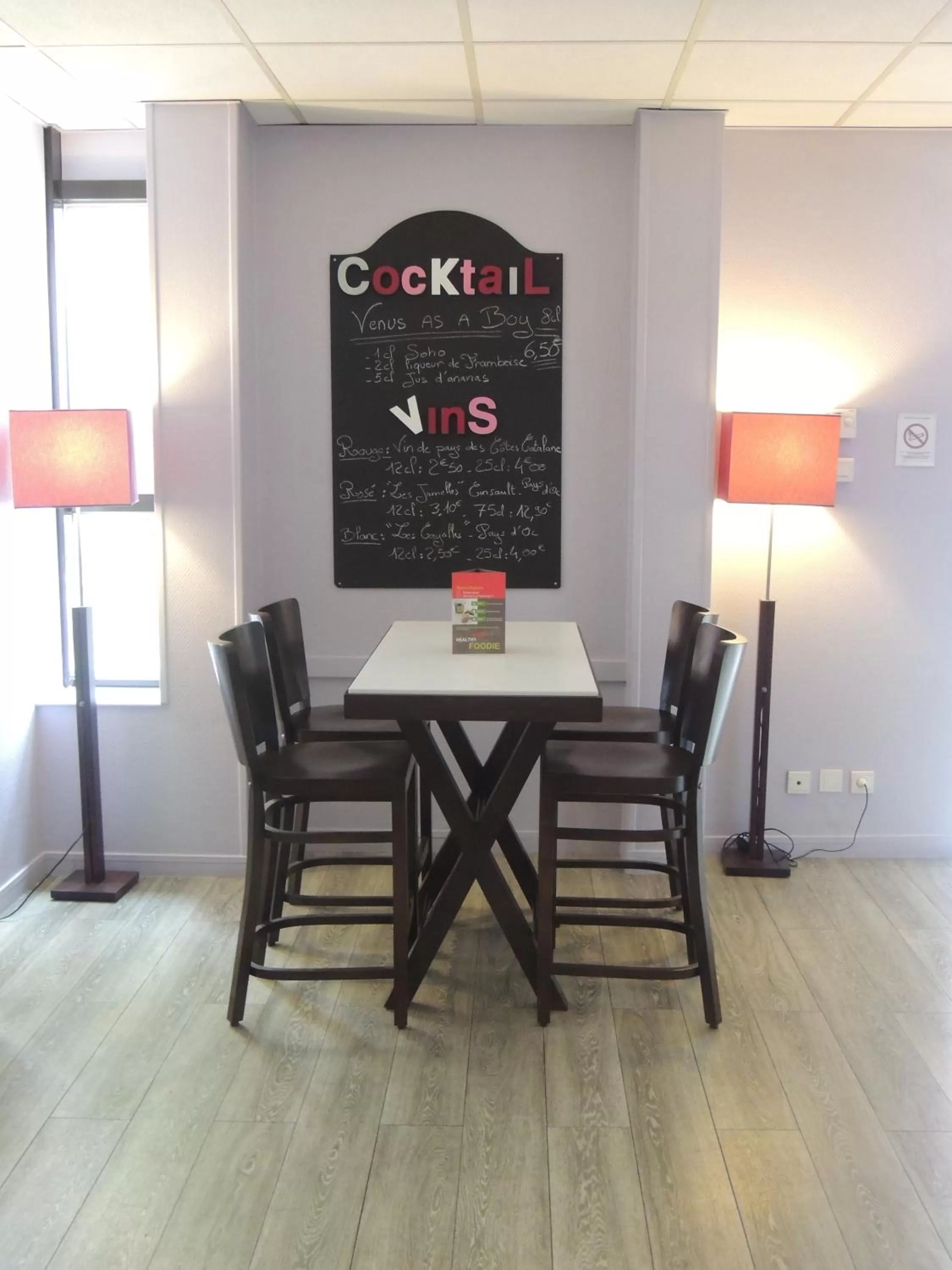 Lounge or bar in ibis Styles Melun