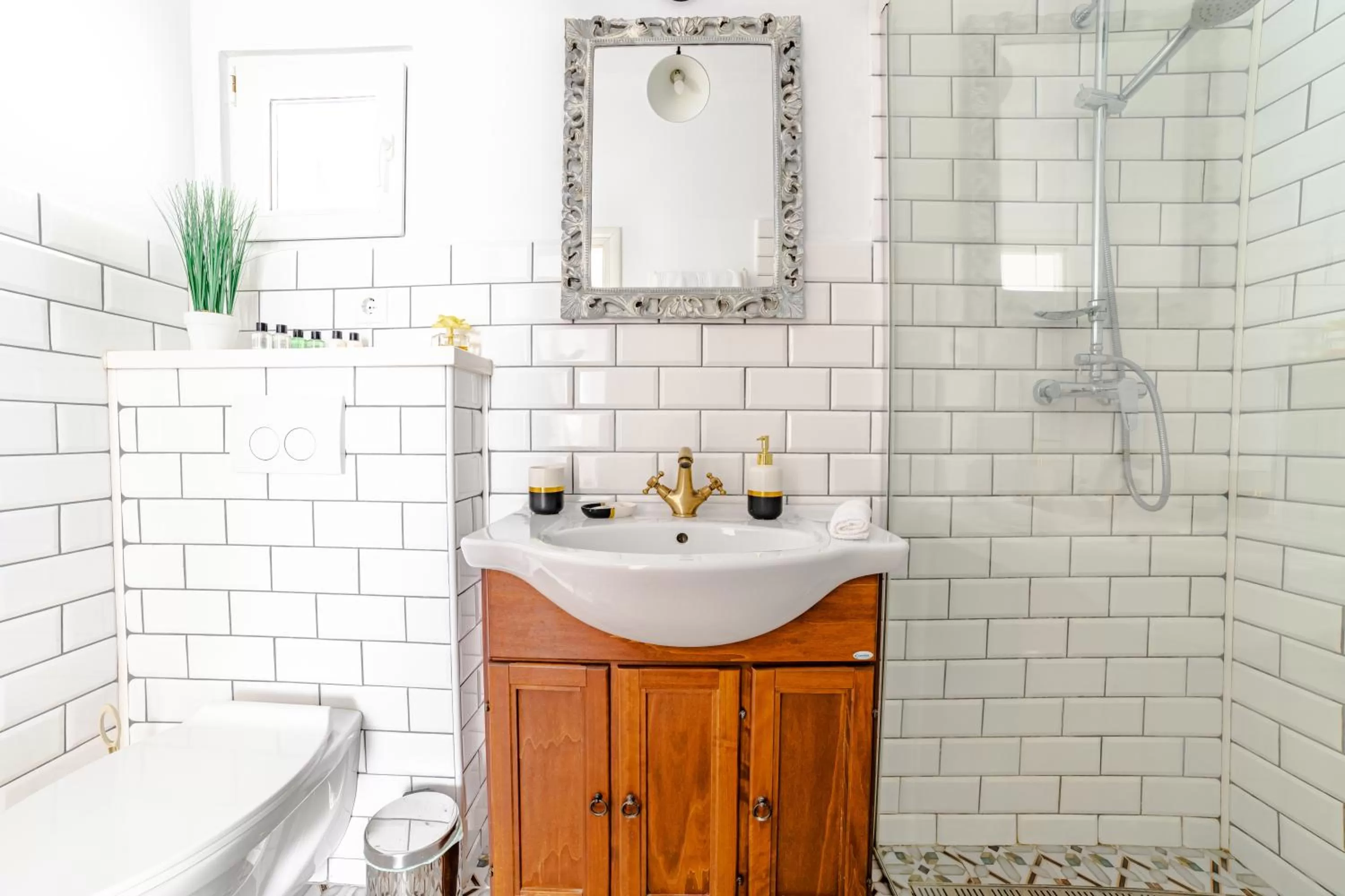 Bathroom in ALBERT RESIDENCE with PARKING