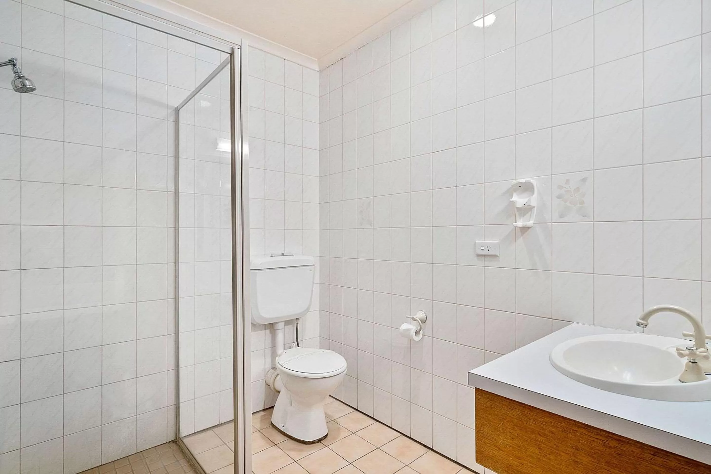 Bathroom in Peppermill Inn Motel