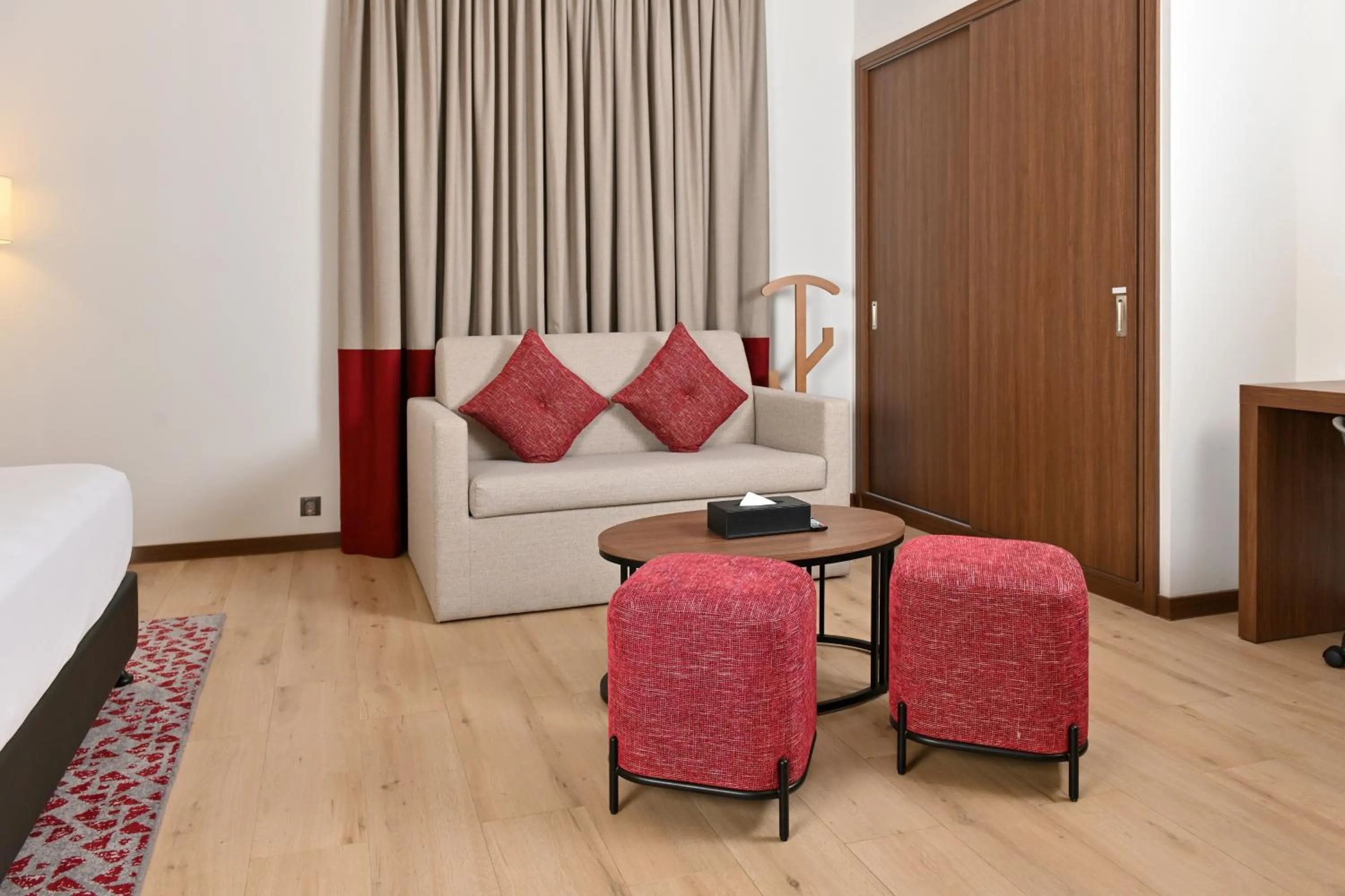 Living room, Bed in Comfort Hotel Jeddah King Road