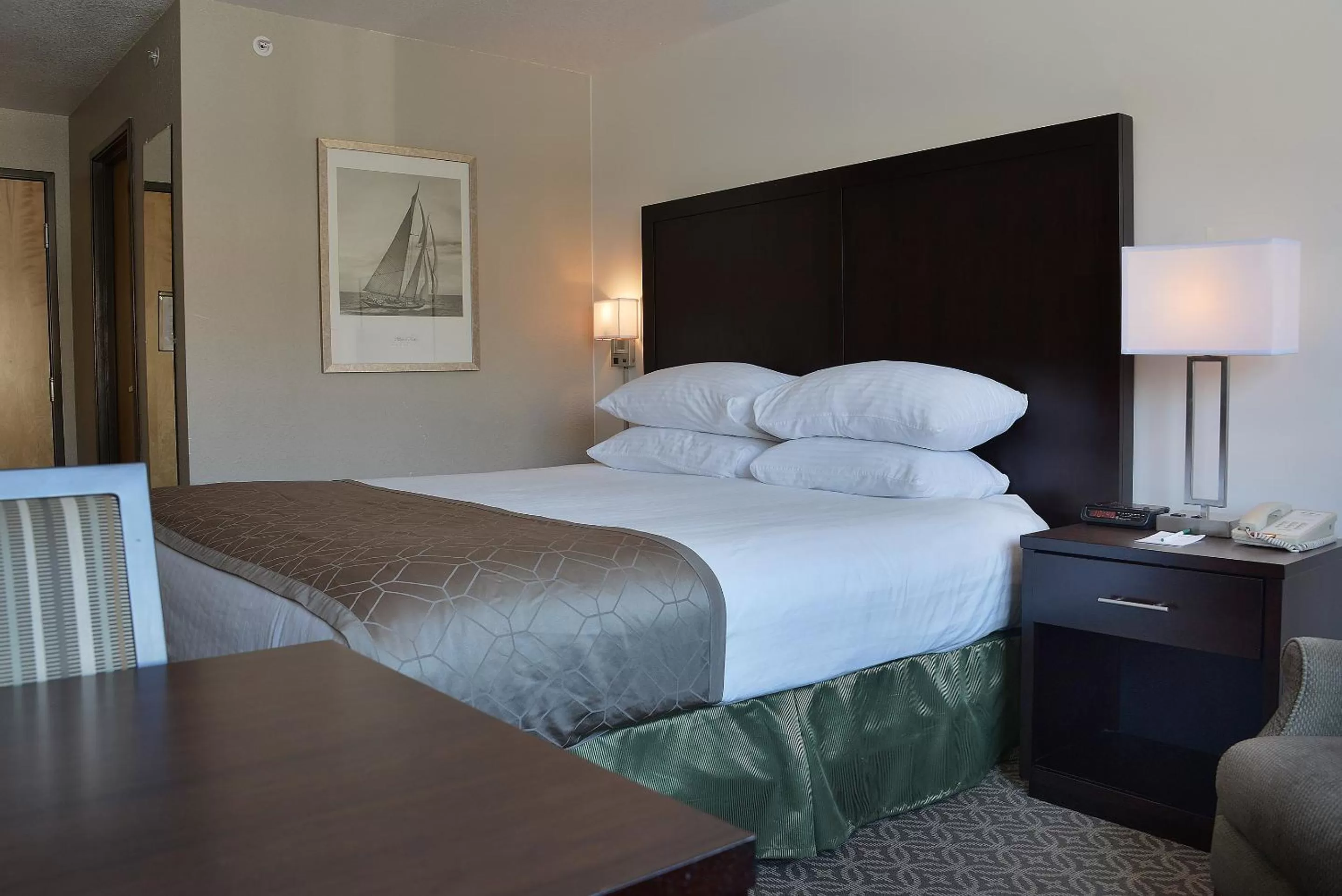 Photo of the whole room, Bed in Riversage Billings Inn