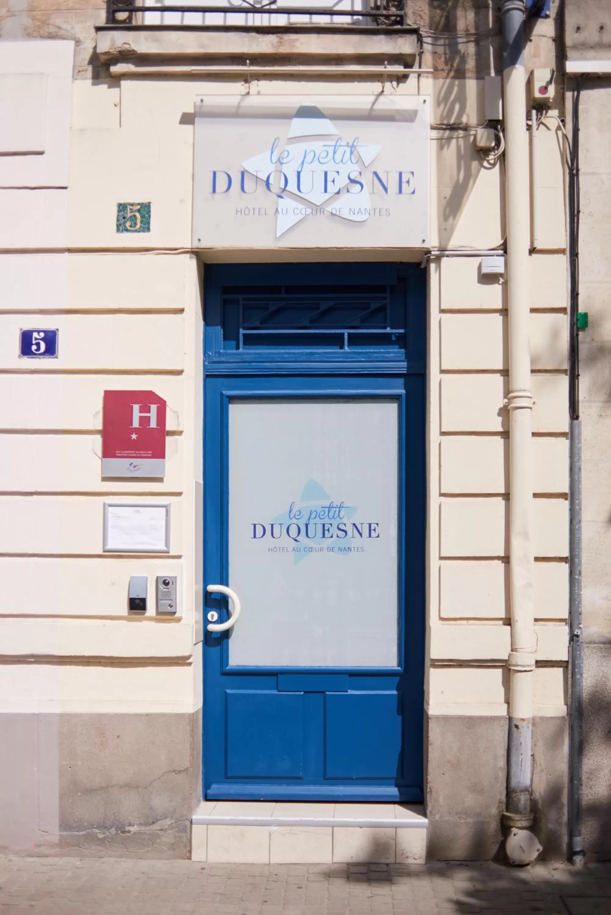 Property building in Hotel Le Petit Duquesne