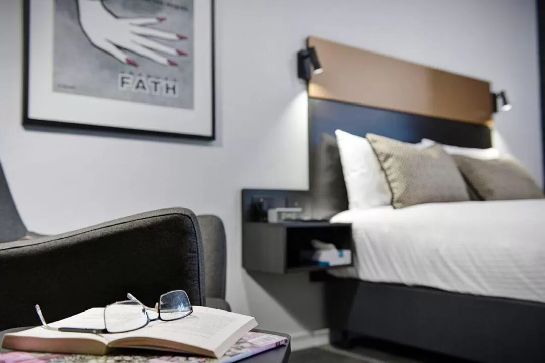 Seating area, Bed in CBD Motor Inn