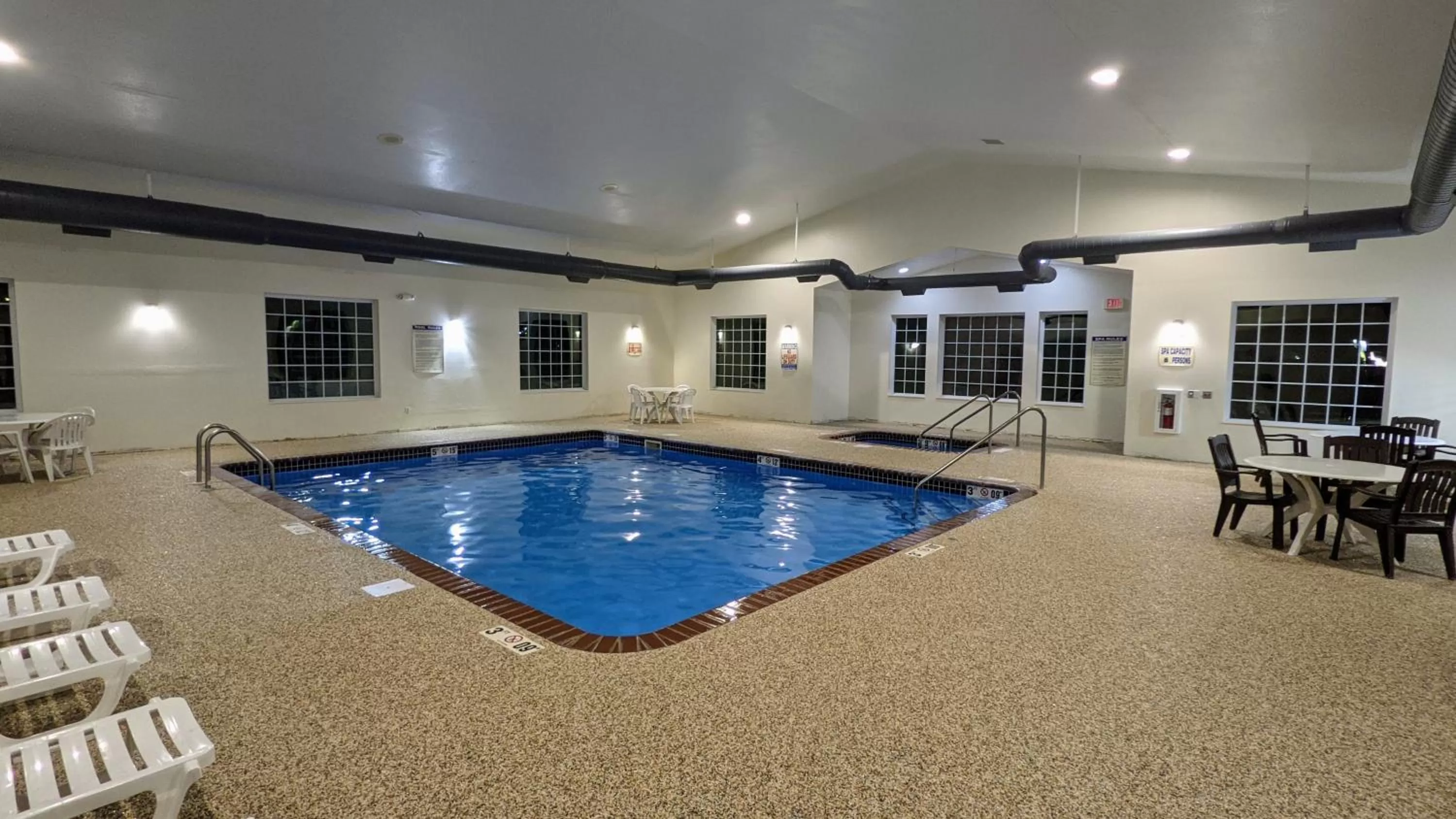 Swimming pool in Estherville Hotel & Suites