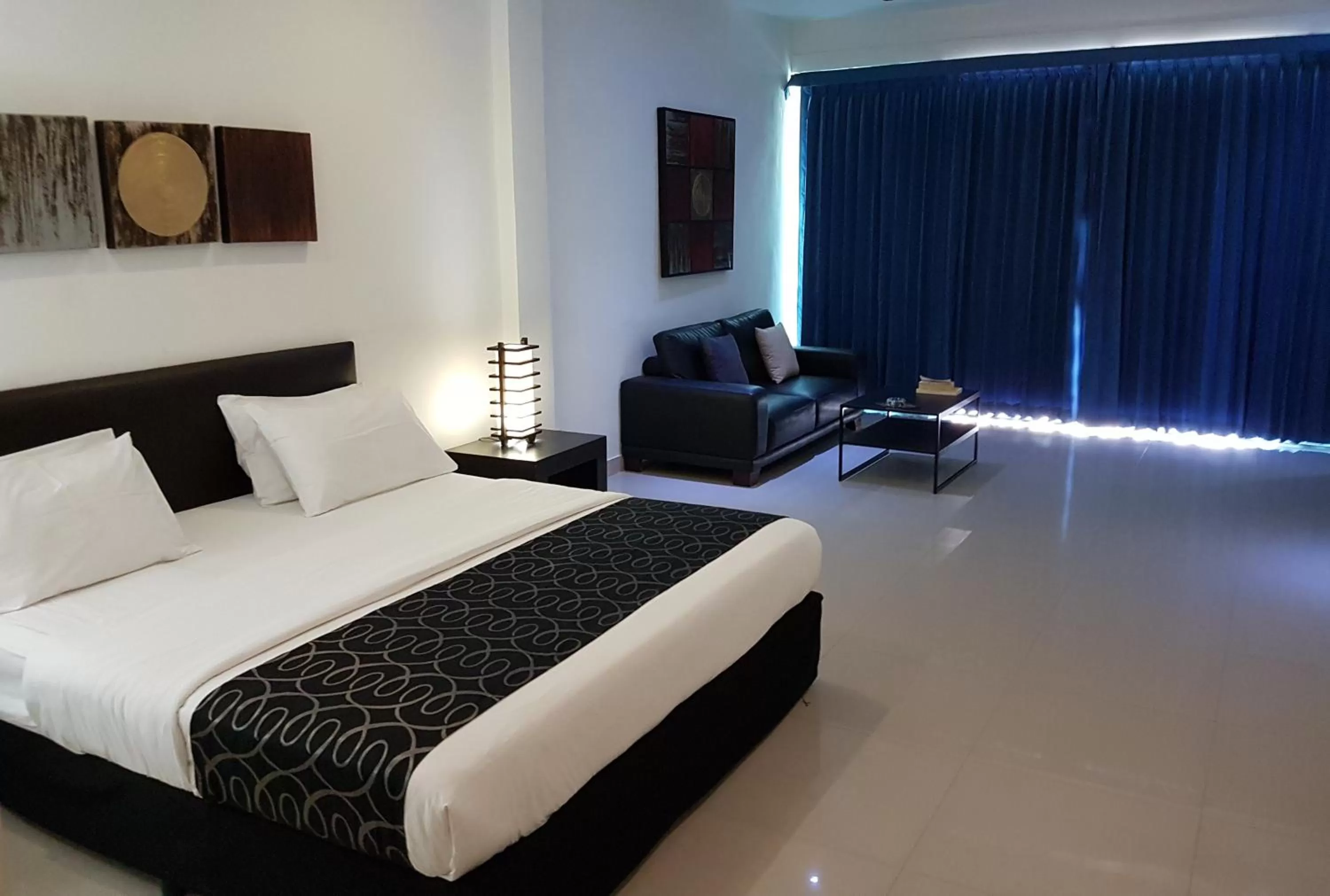 Photo of the whole room, Bed in East Suites