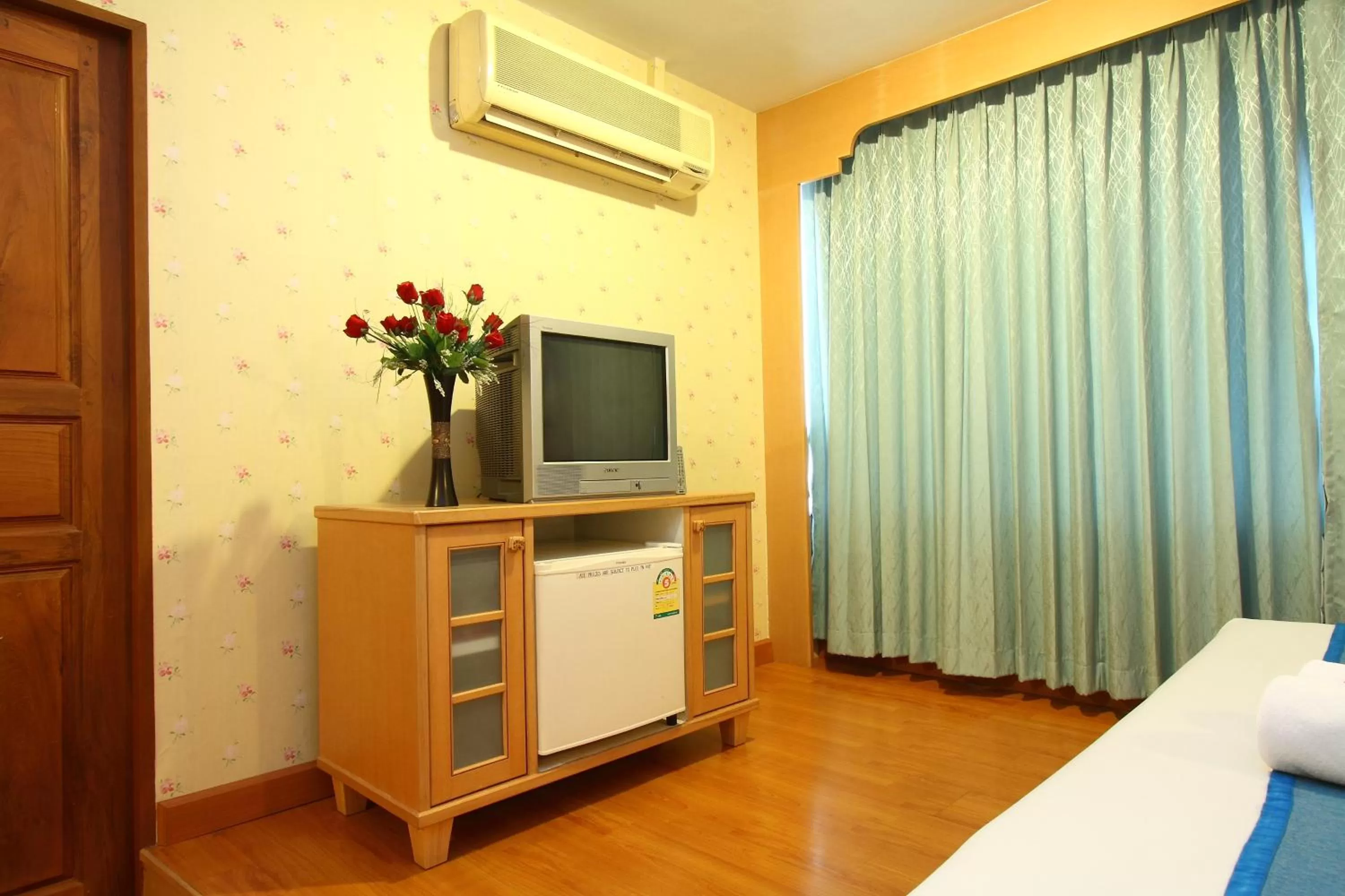 TV and multimedia, Bed in Silom Avenue Inn