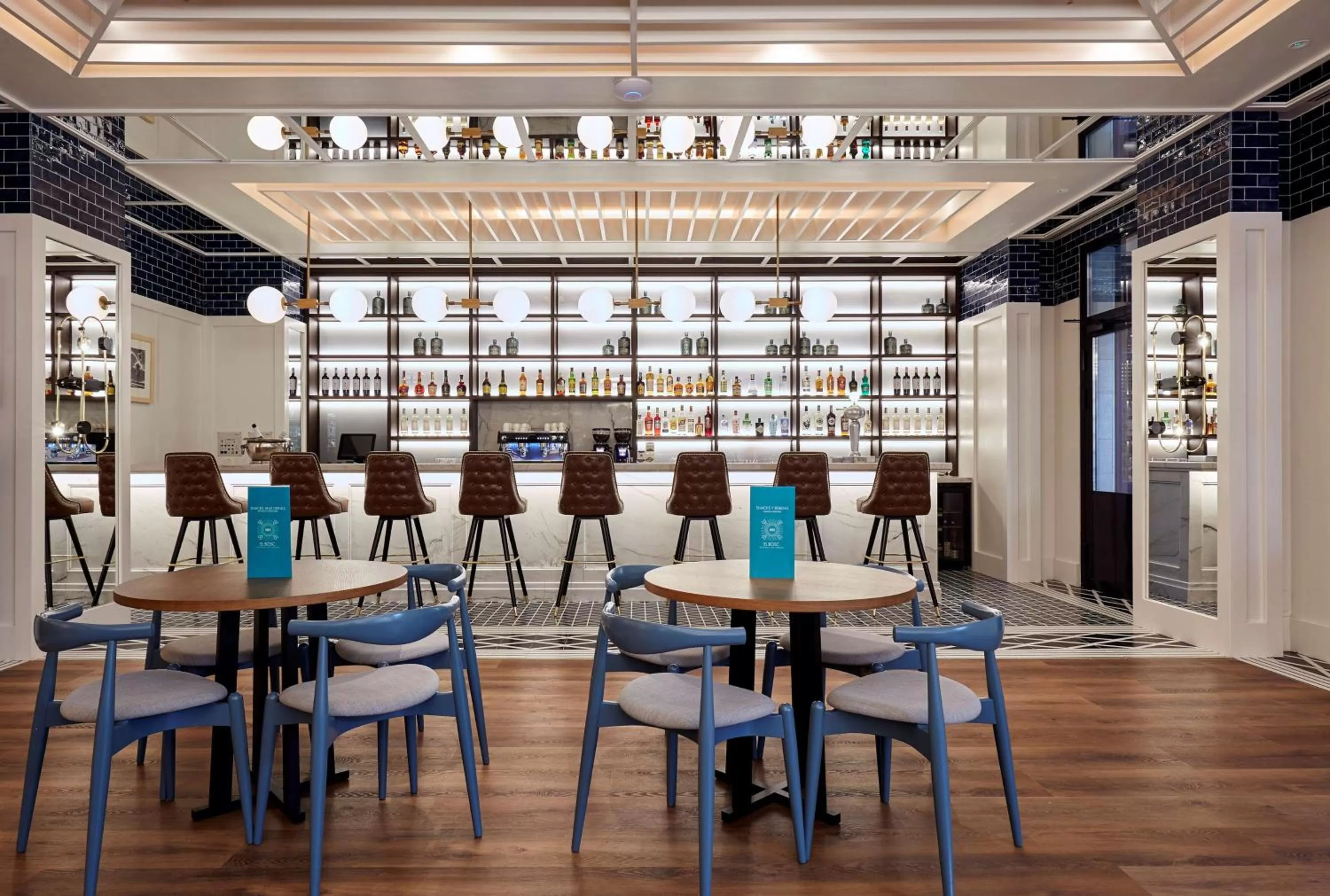 Lounge or bar in Radisson Blu 1882 Hotel, Barcelona Sagrada Familia