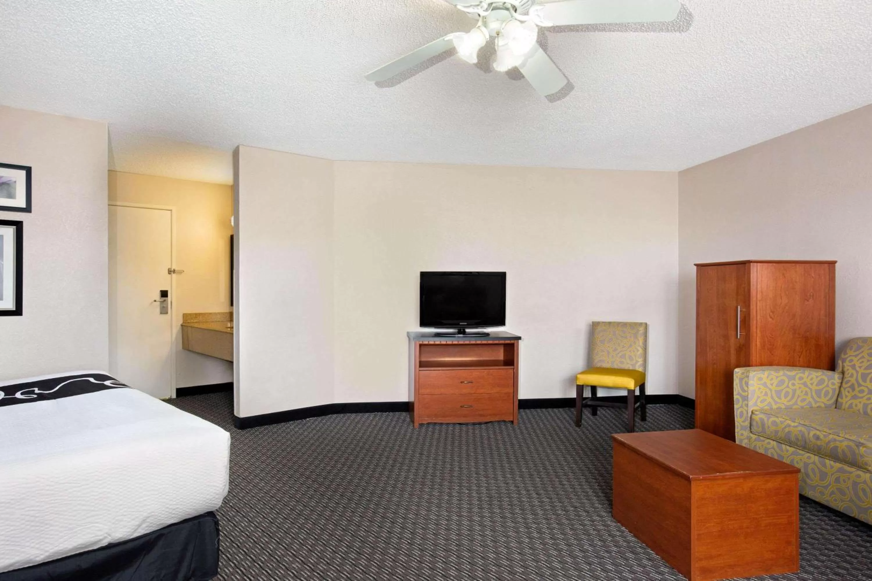 Photo of the whole room, Bed in La Quinta by Wyndham Miami Airport East