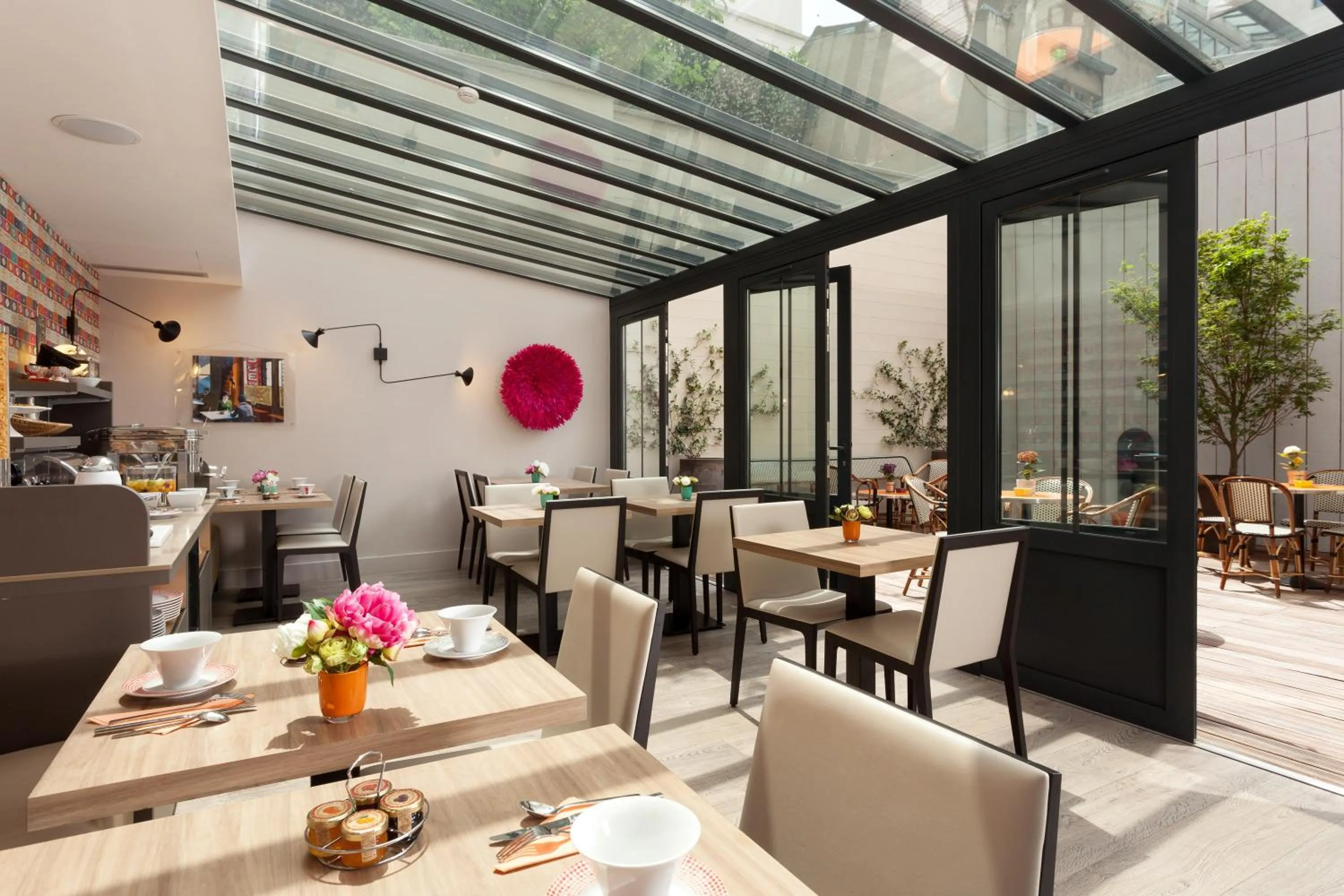 Restaurant/places to eat in Hôtel Vic Eiffel