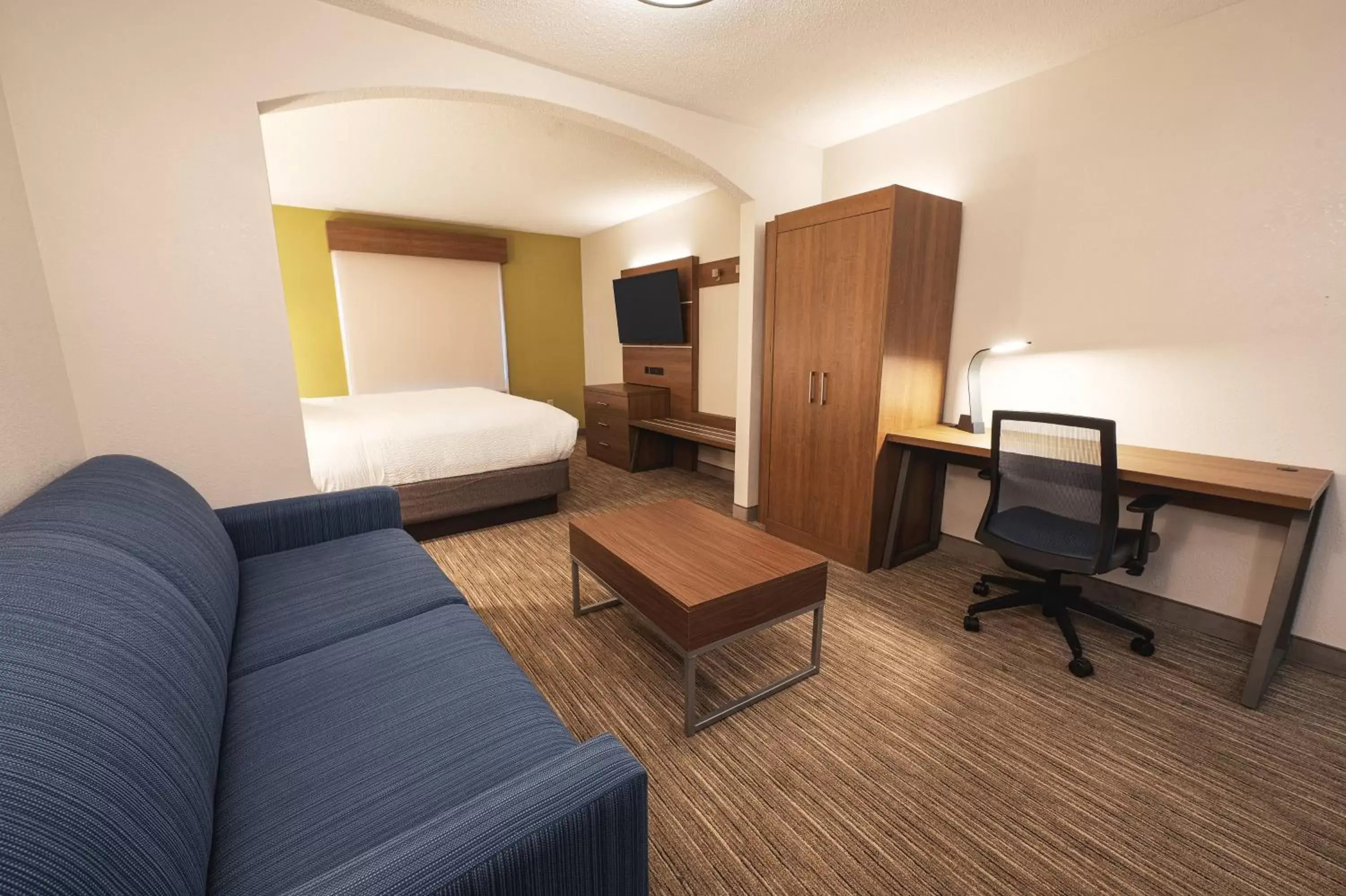 King Suite with Disability Access and Bathtub - Non Smoking in Holiday Inn Express Hotel & Suites Goshen by IHG King Suite with Disability Access and Bathtub - Non Smoking in Holiday Inn Express Hotel & Suites Goshen by IHG