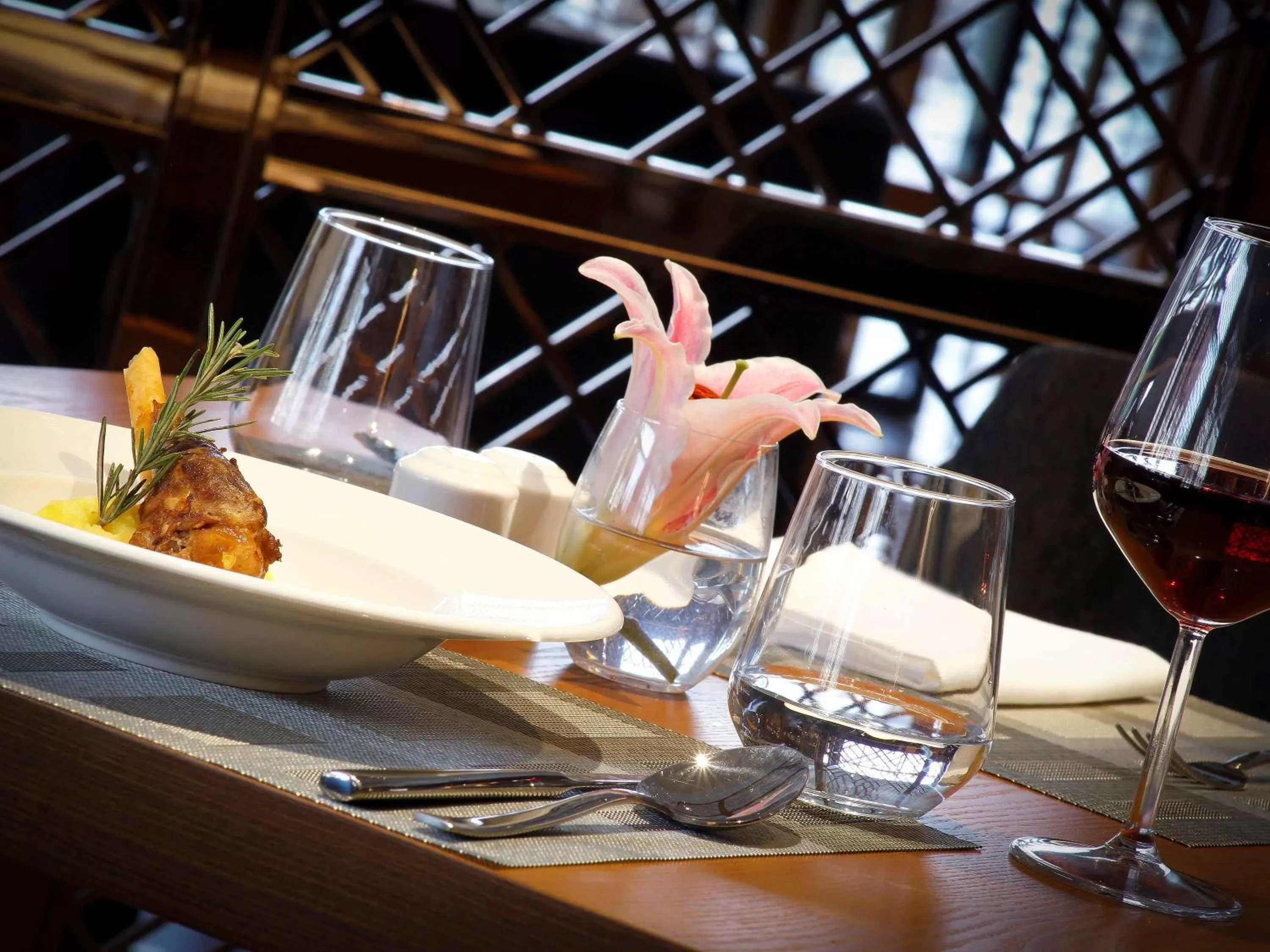 Restaurant/places to eat in Novotel Chennai Chamiers Road