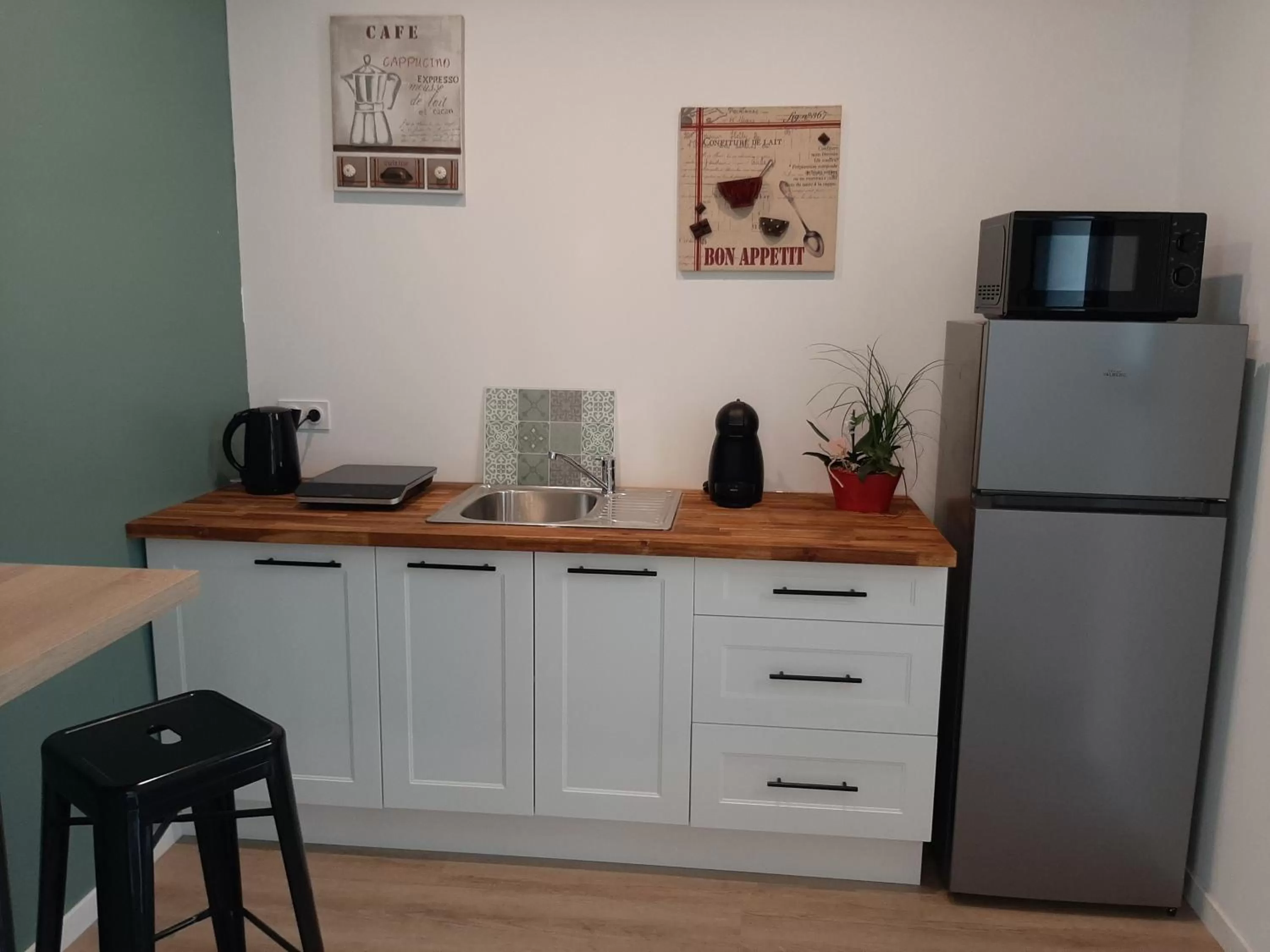 Communal kitchen in La Villa Claudia Jardin et Spa