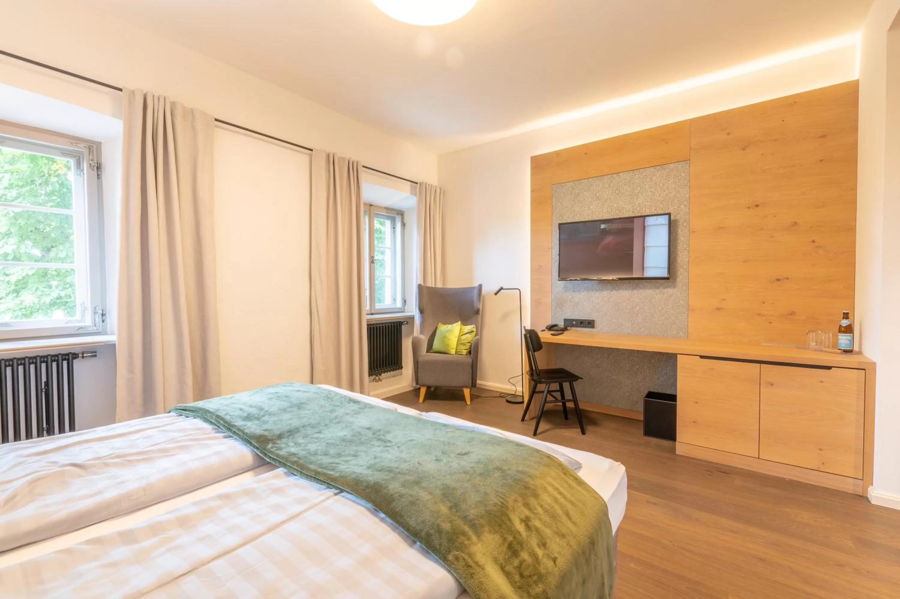 Photo of the whole room, Bed in LANDHOTEL ALTE ZOLLSTATION- Historical Building