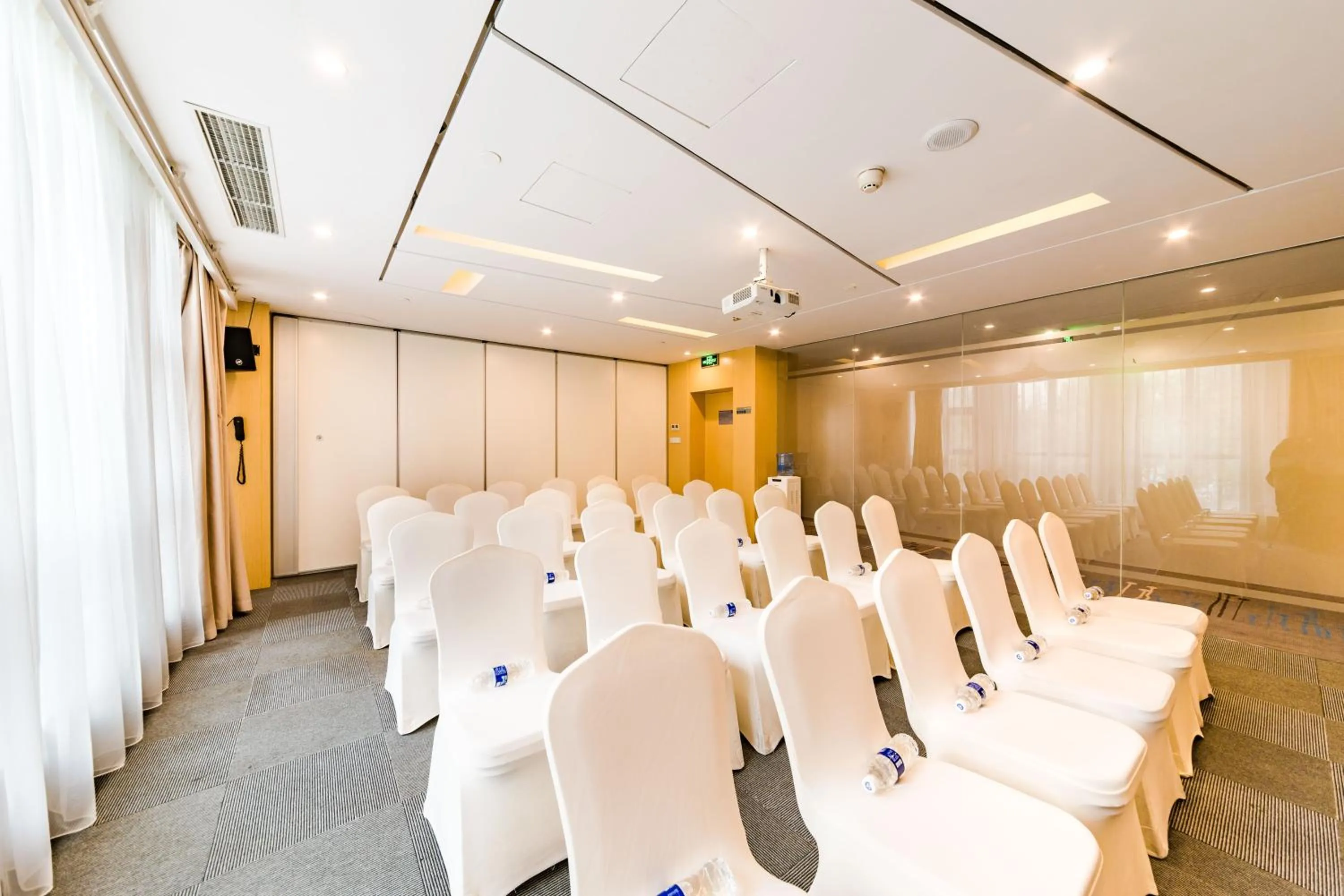 Meeting/conference room in Holiday Inn Express Shijiazhuang Heping by IHG
