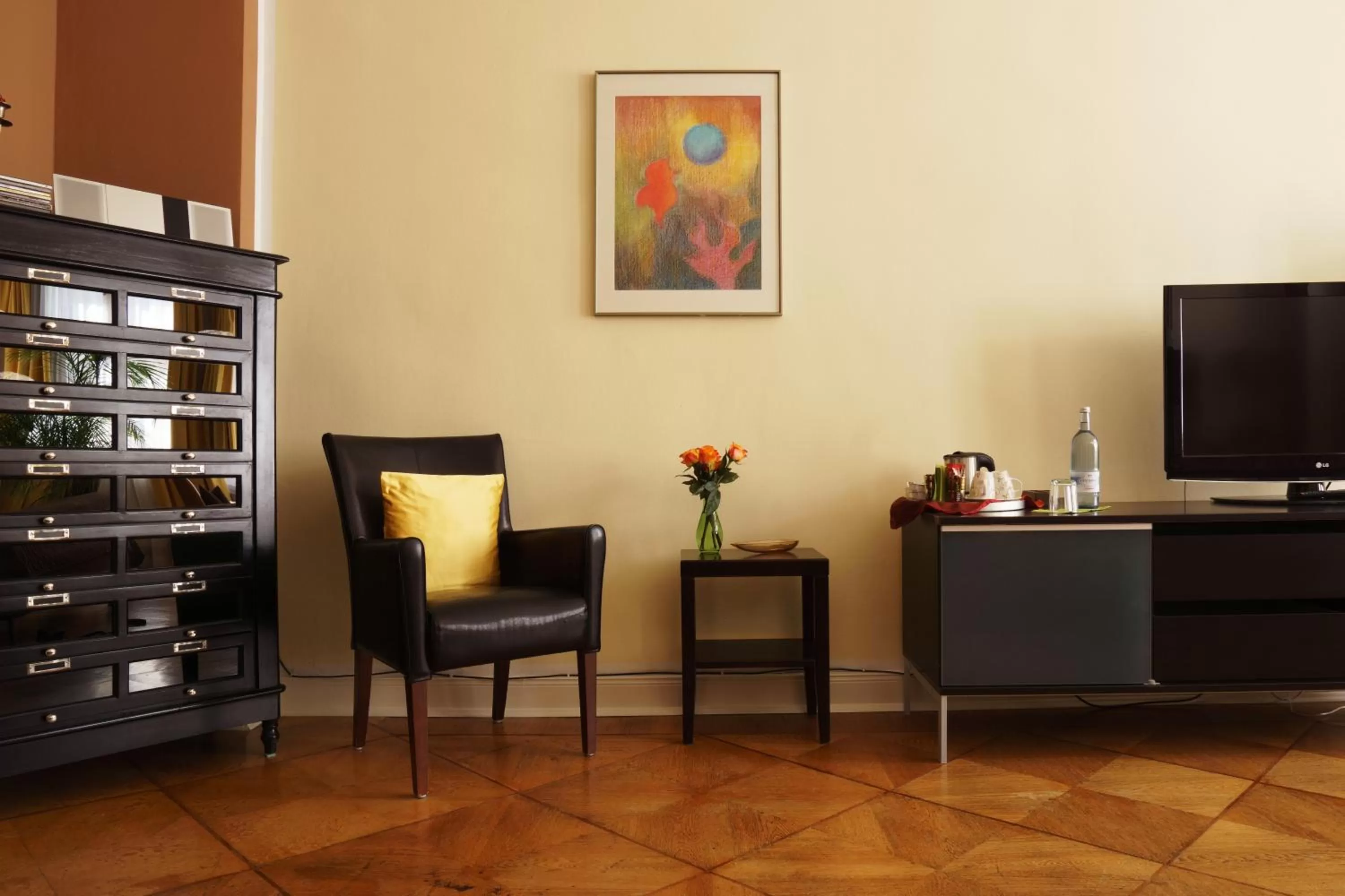 Photo of the whole room, TV/Entertainment Center in Boutique Hotel Mittendrin Berlin