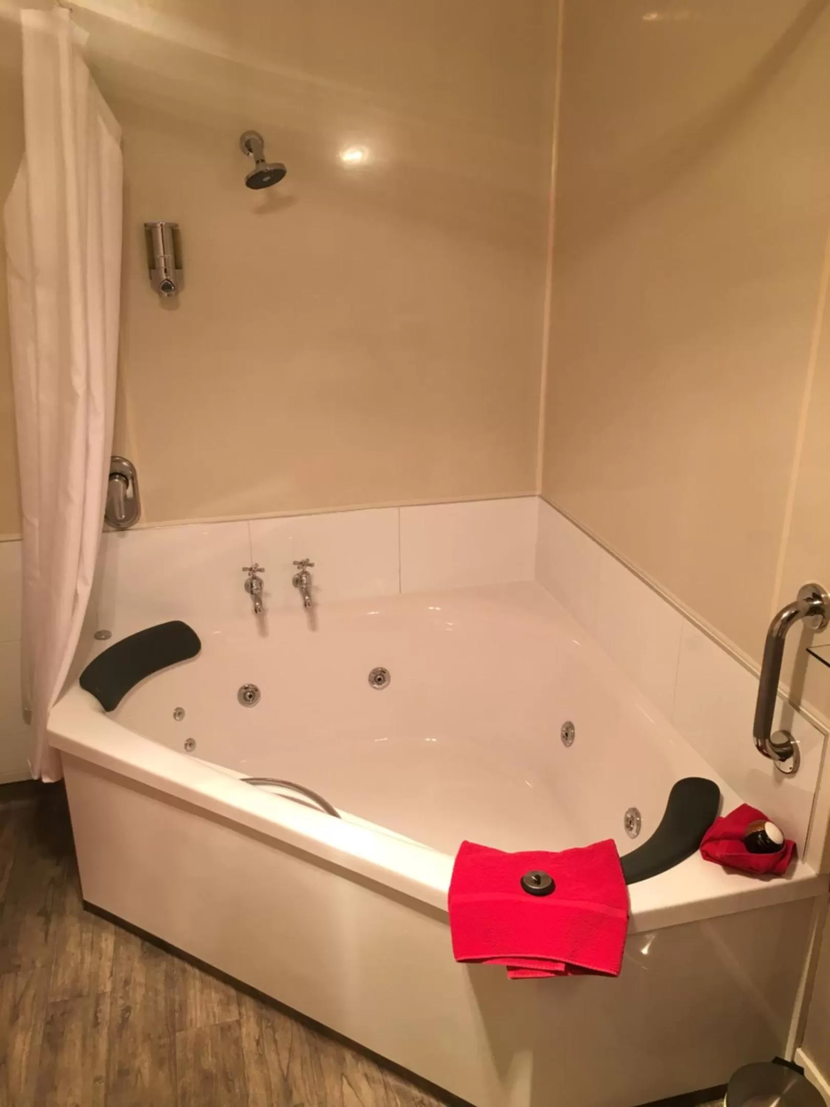 Bathroom in Lakefront Lodge