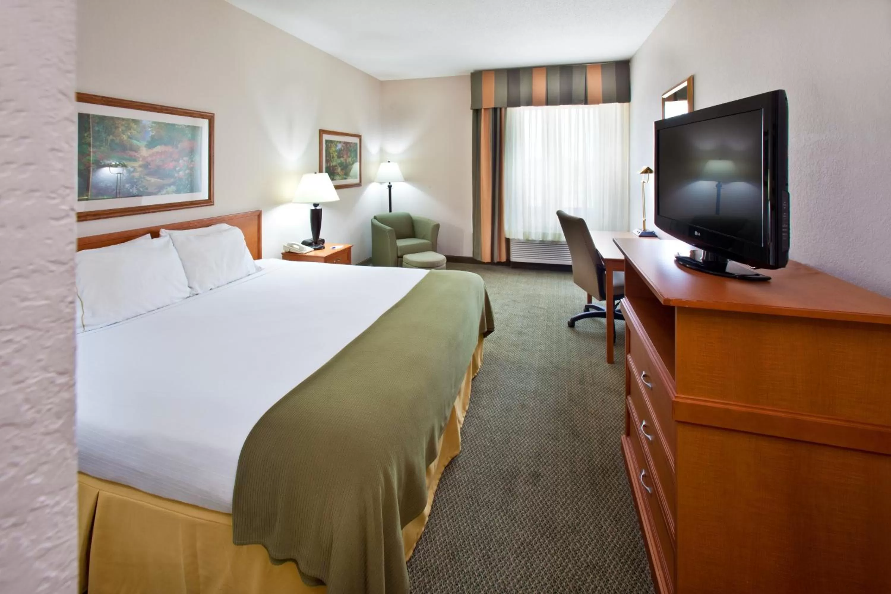 Photo of the whole room, Bed in GrandStay Hotel & Suites Pella