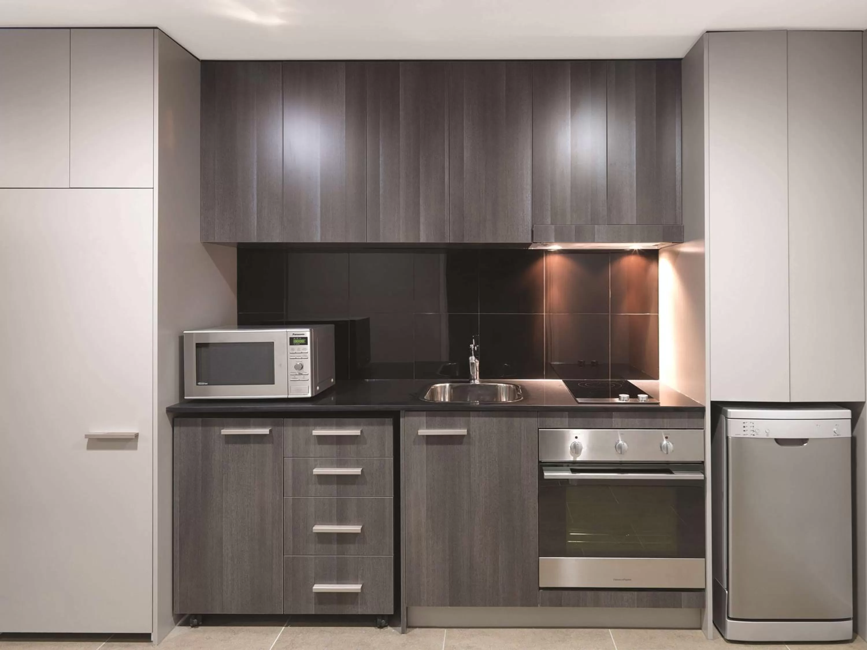 Kitchen or kitchenette in Adina Apartment Hotel Sydney Airport