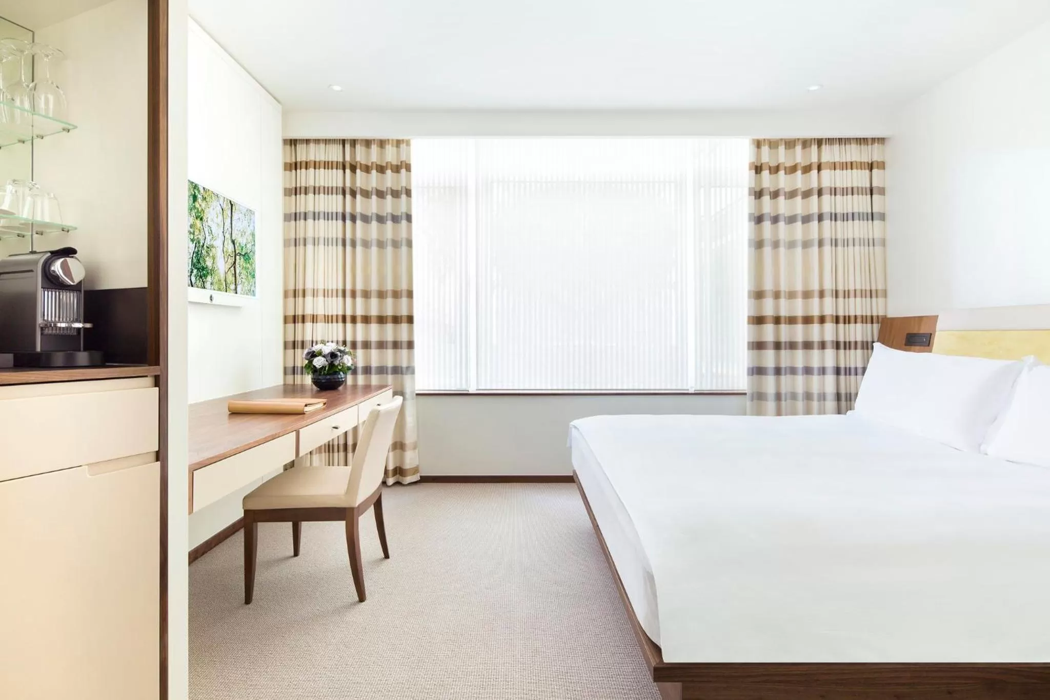 Photo of the whole room, Bed in COMO Metropolitan London