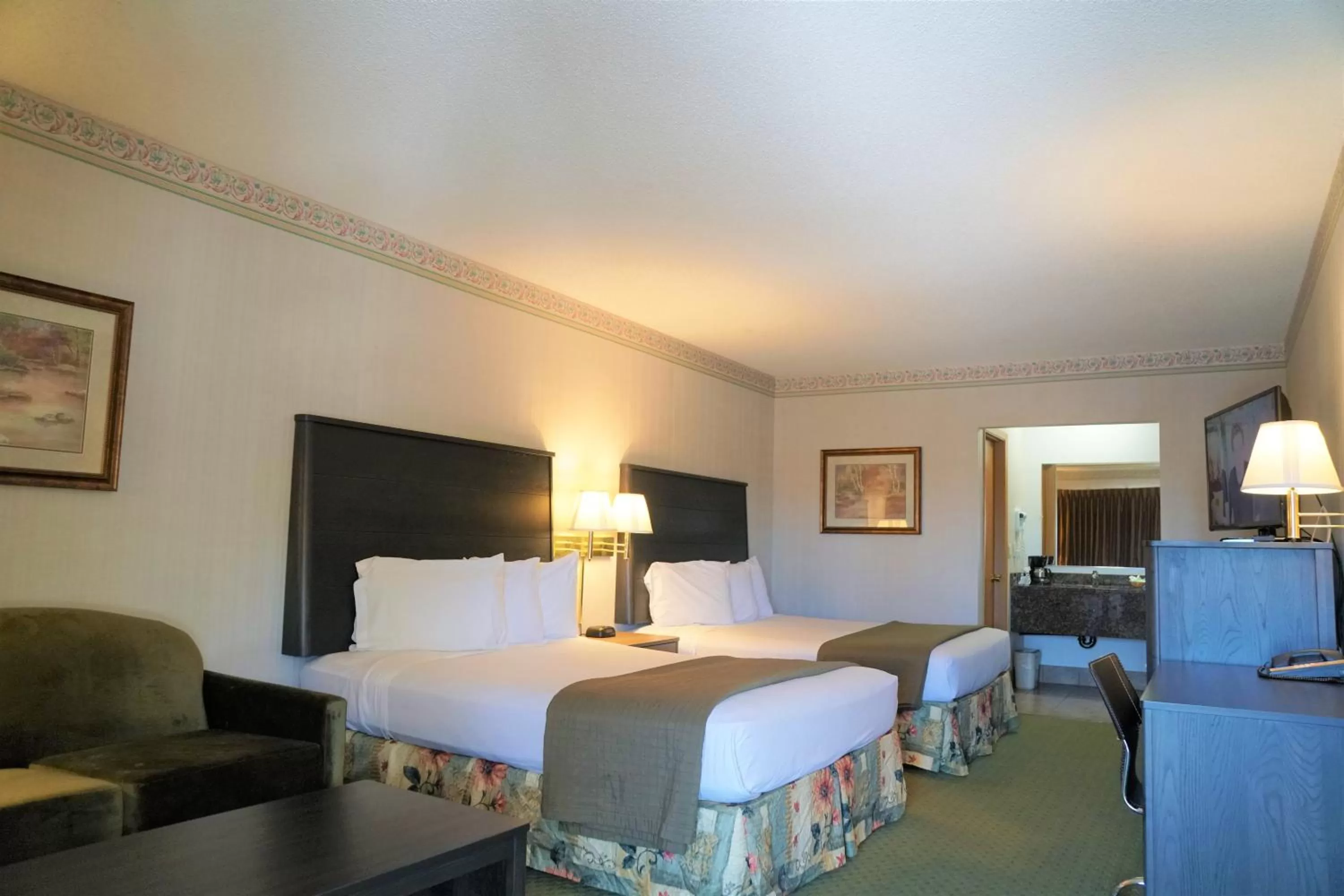 Photo of the whole room, Bed in College Inn