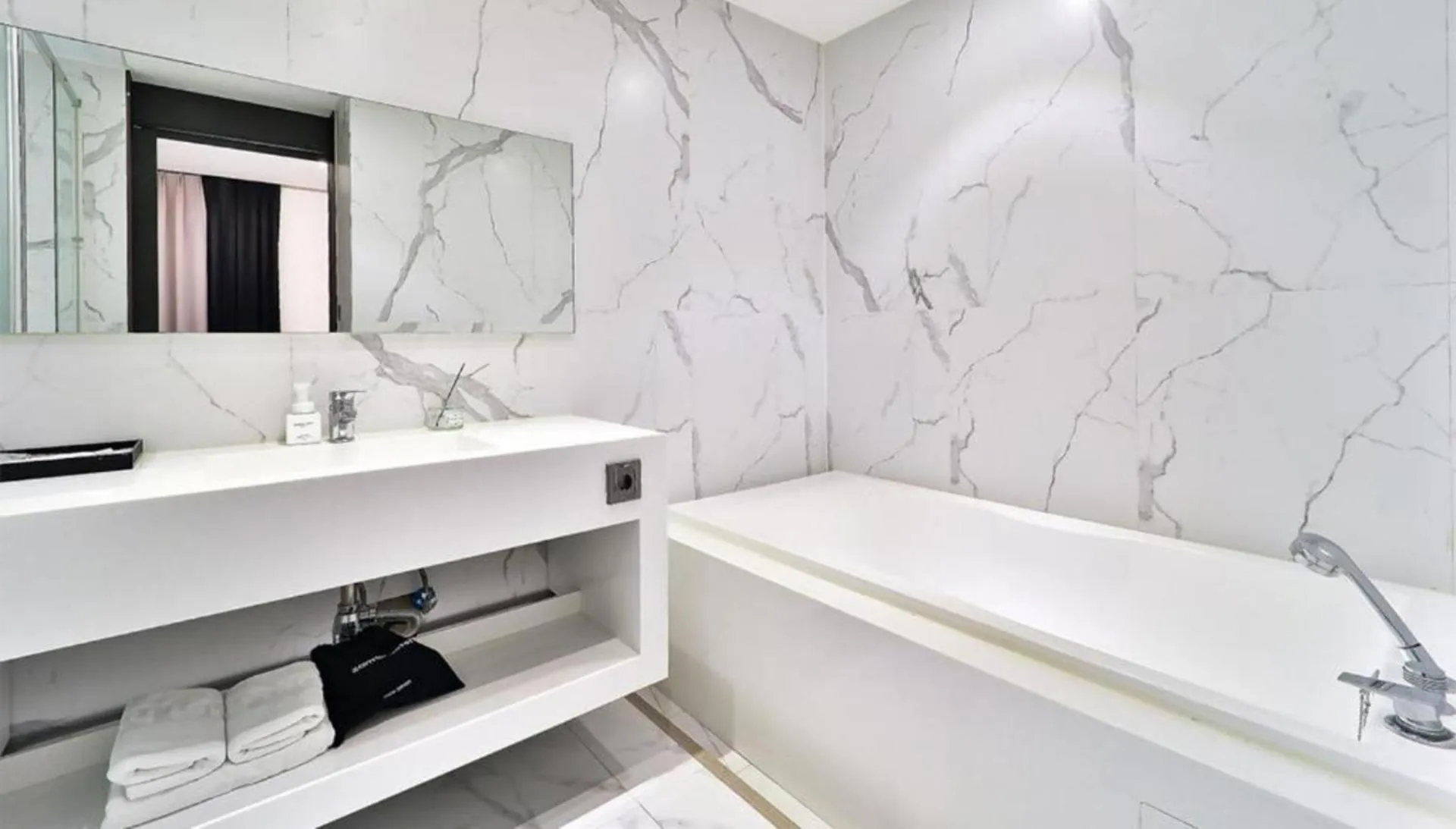 Bath, Bathroom in Zam101Hotel