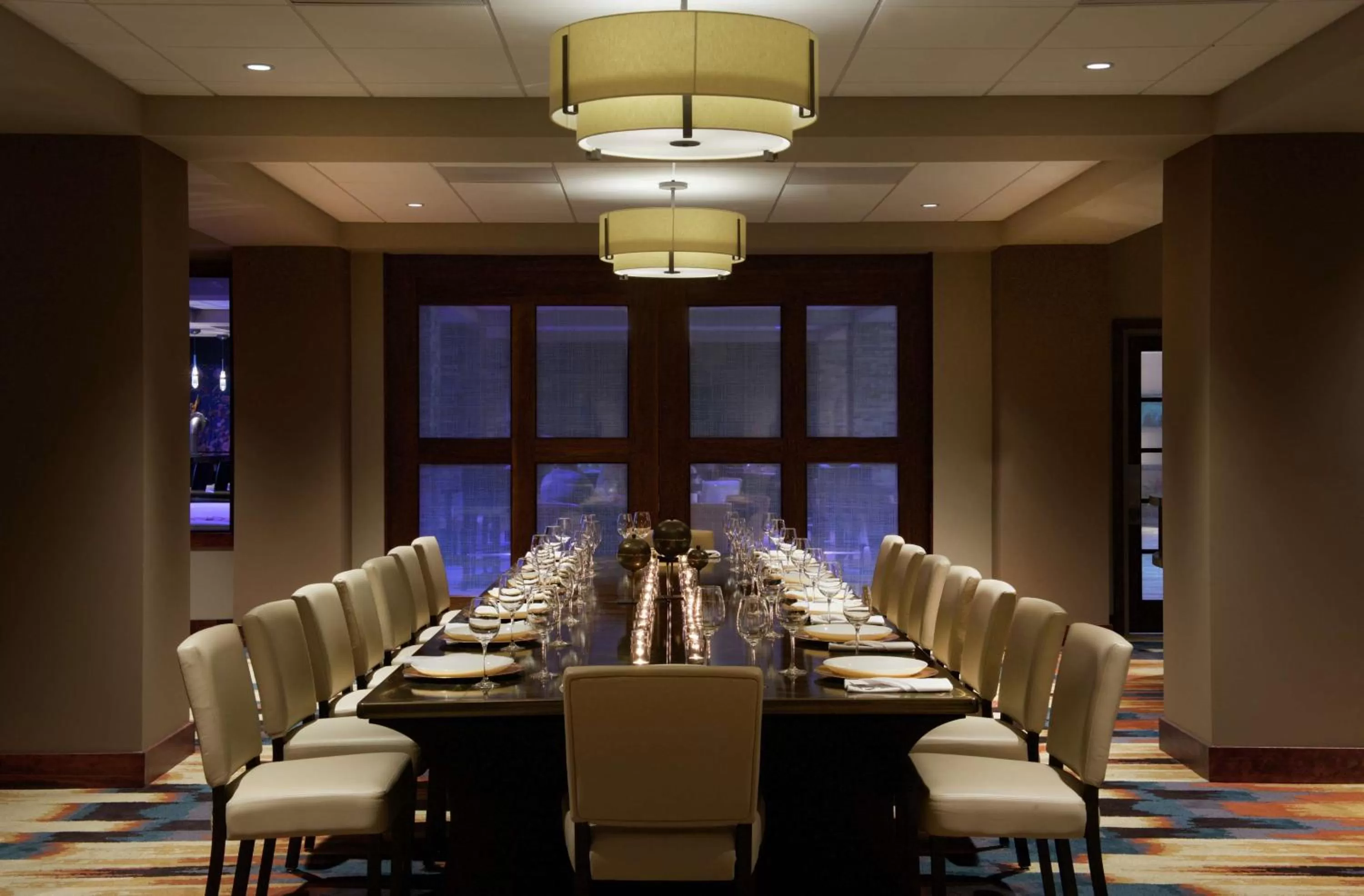 Dining area in Embassy Suites by Hilton Portland Tigard