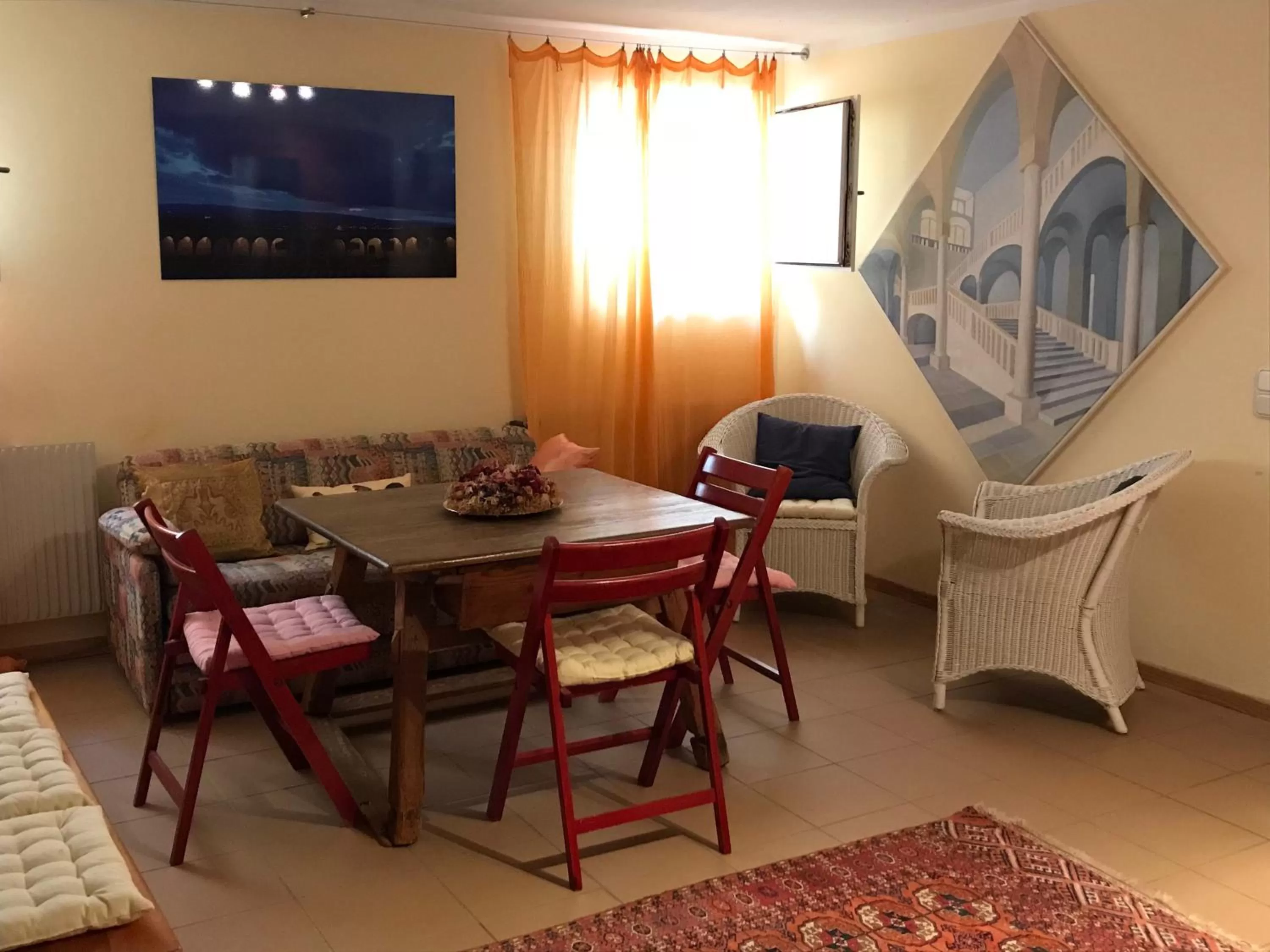 Dining area, TV/Entertainment Center in Bed and Breakfast Bavaria München